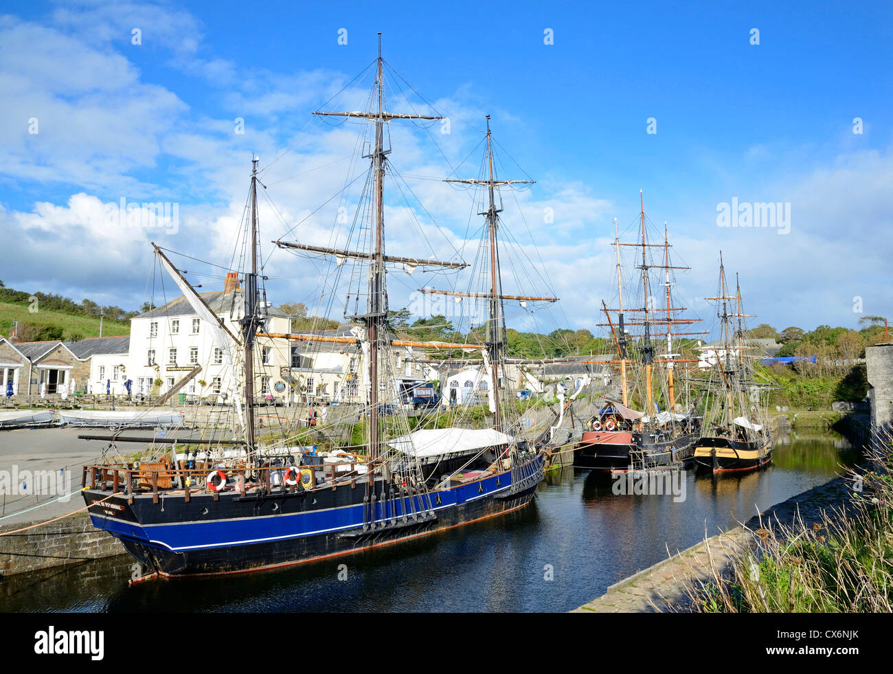 Los grandes veleros en el histórico puerto de Charlestown, Cornualles, en el REINO UNIDO Foto de stock