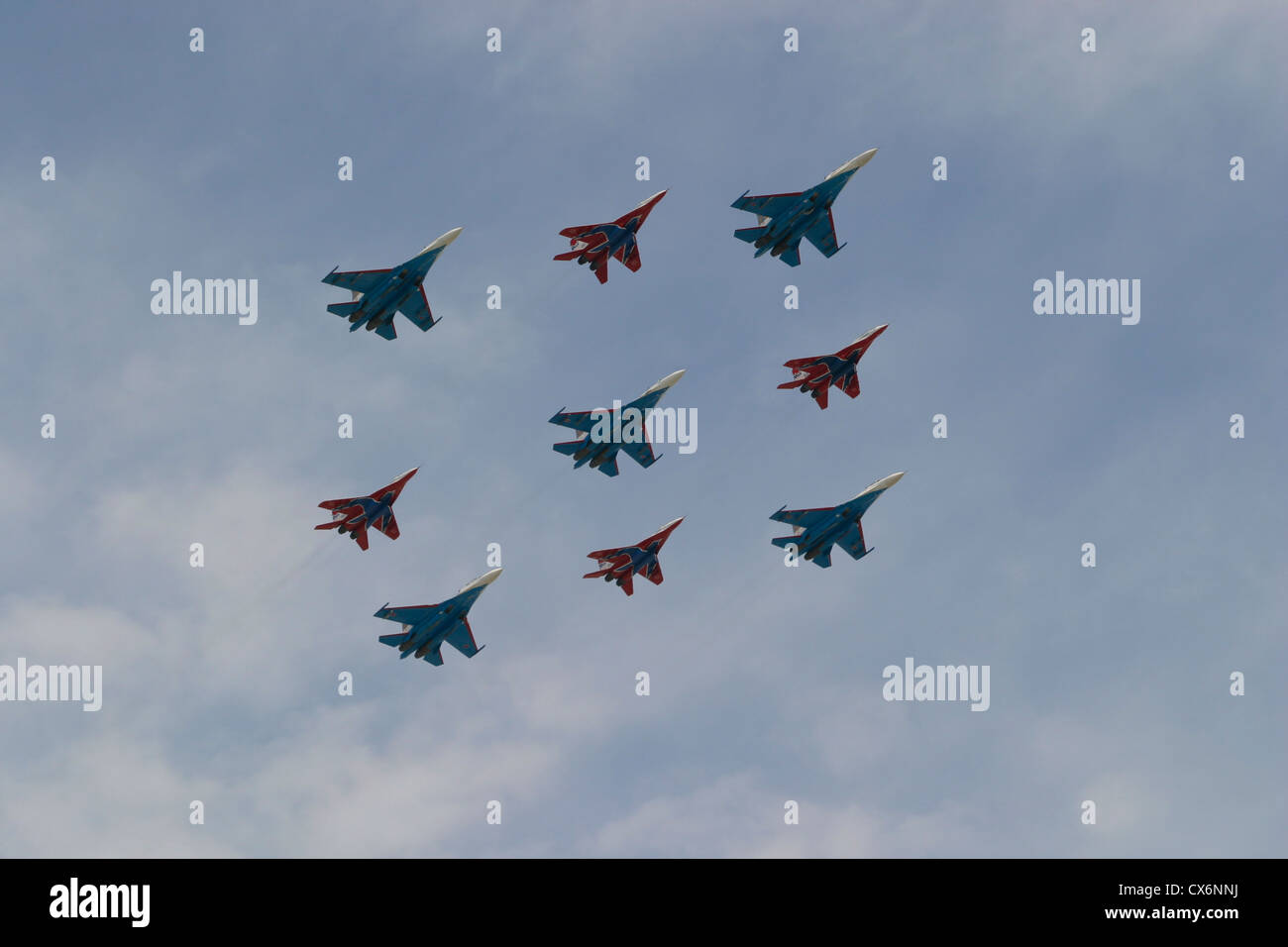 Aviones de combate rusos MiG-29 y Su-27 realizando sobre la Plaza Roja durante el desfile del Día de la victoria Foto de stock