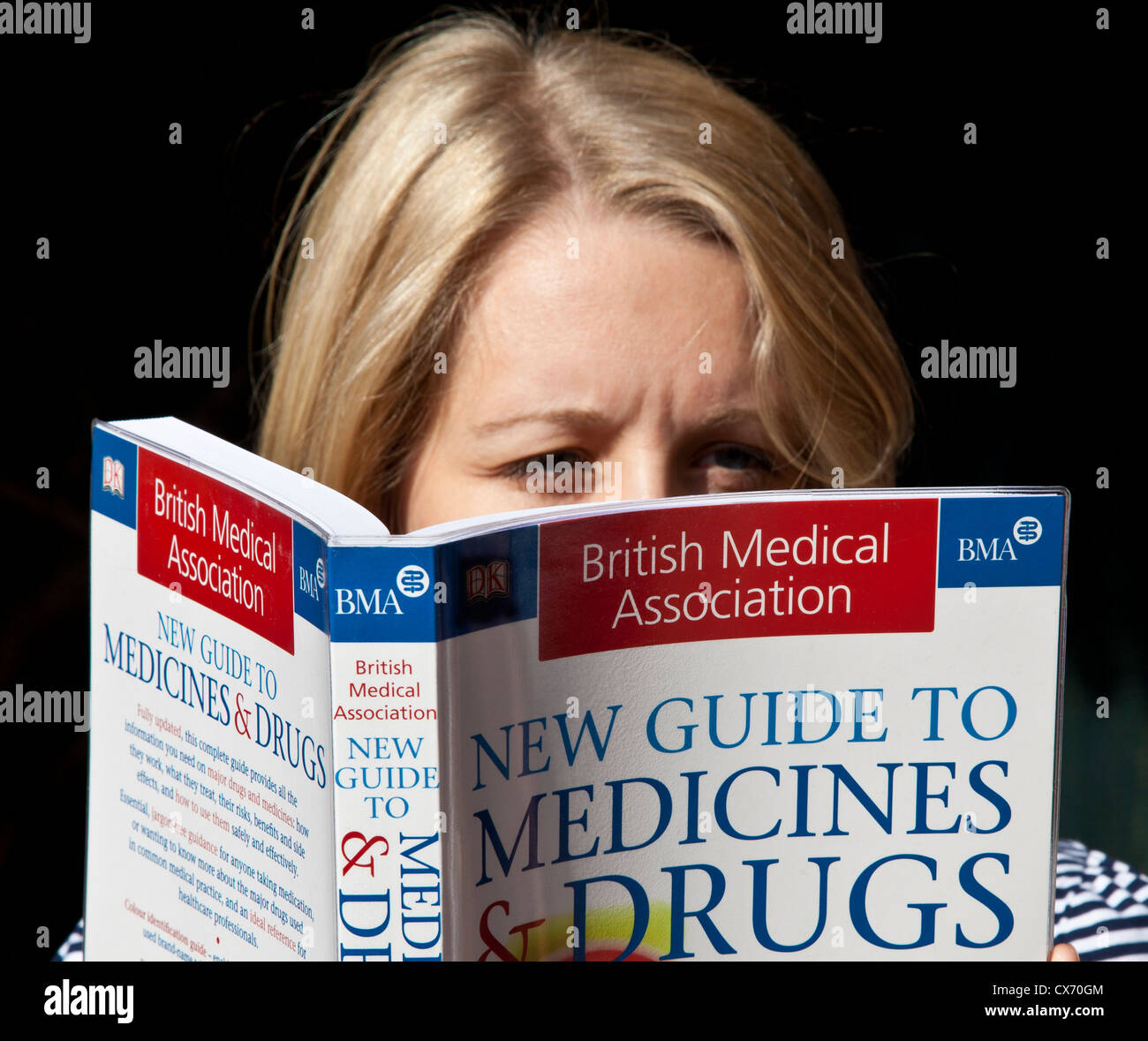Libro de lectura sobre los medicamentos Foto de stock