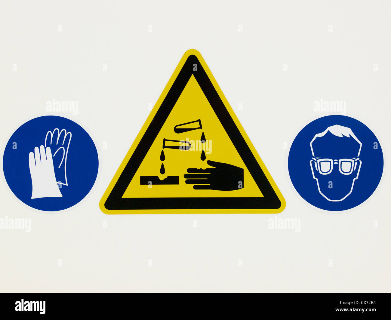 Varias pegatinas de advertencia, guantes industriales necesarias, peligro de corrosión fluidos, protección ocular es necesario. Foto de stock