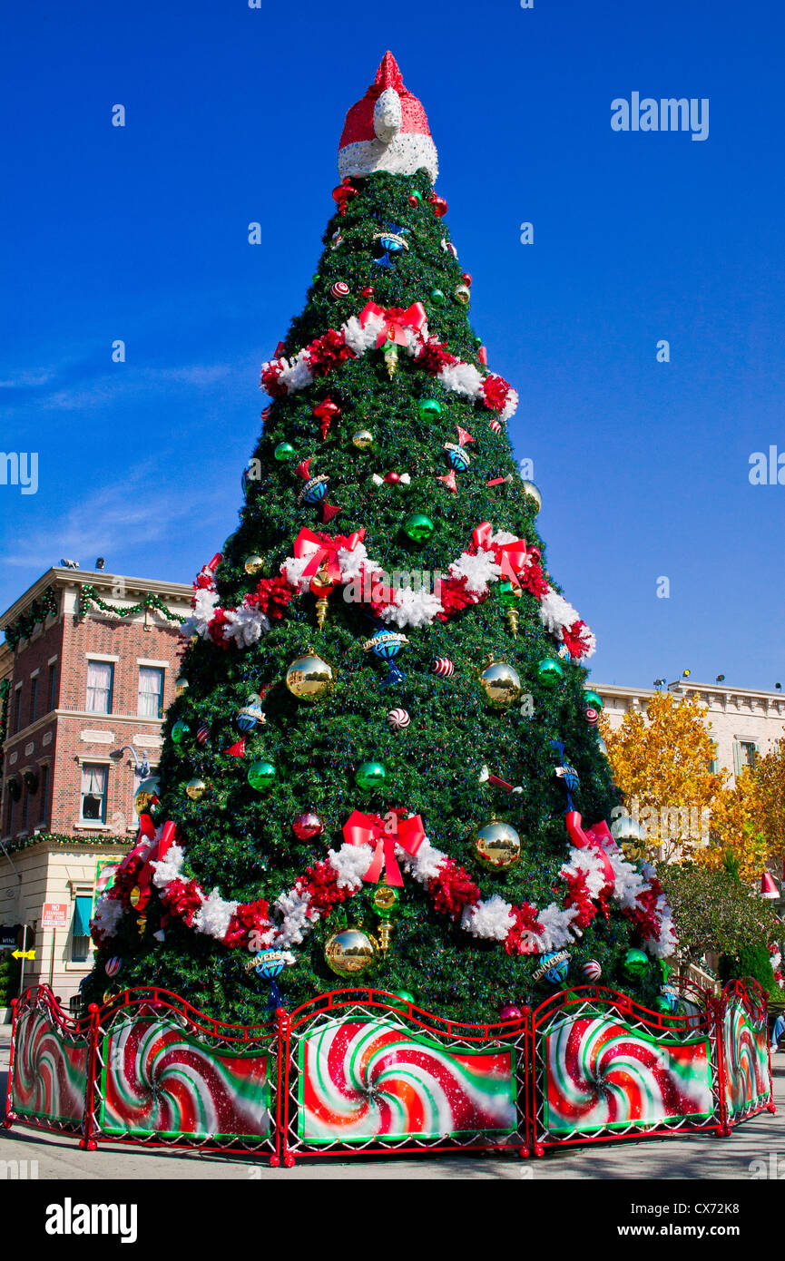 Árbol de Navidad gigante que está fuertemente decorada con un gigantesco  sombrero de Papá Noel en la parte superior Fotografía de stock - Alamy