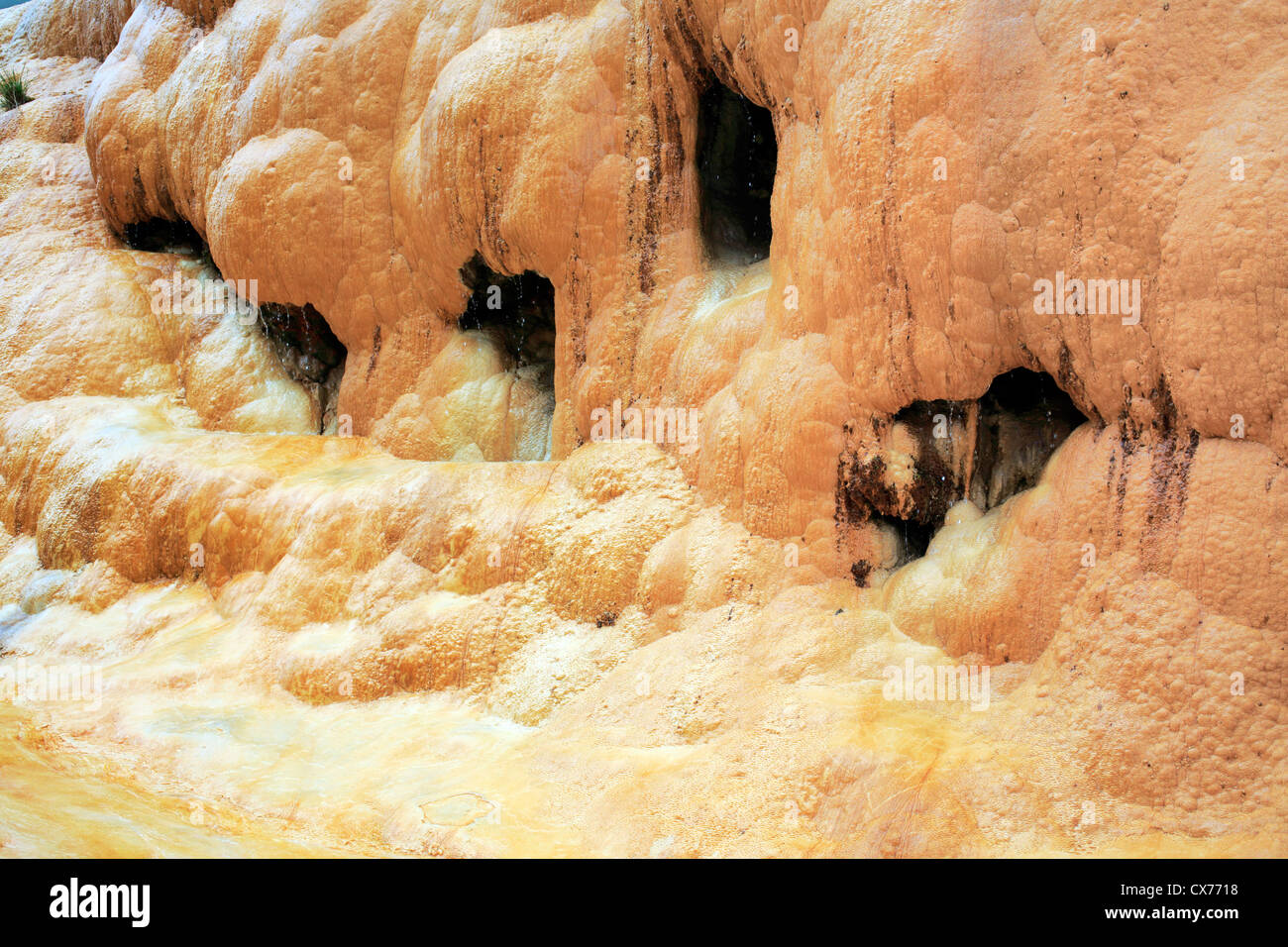 Cascada de agua mineral, Mtiuleti, Georgia Foto de stock