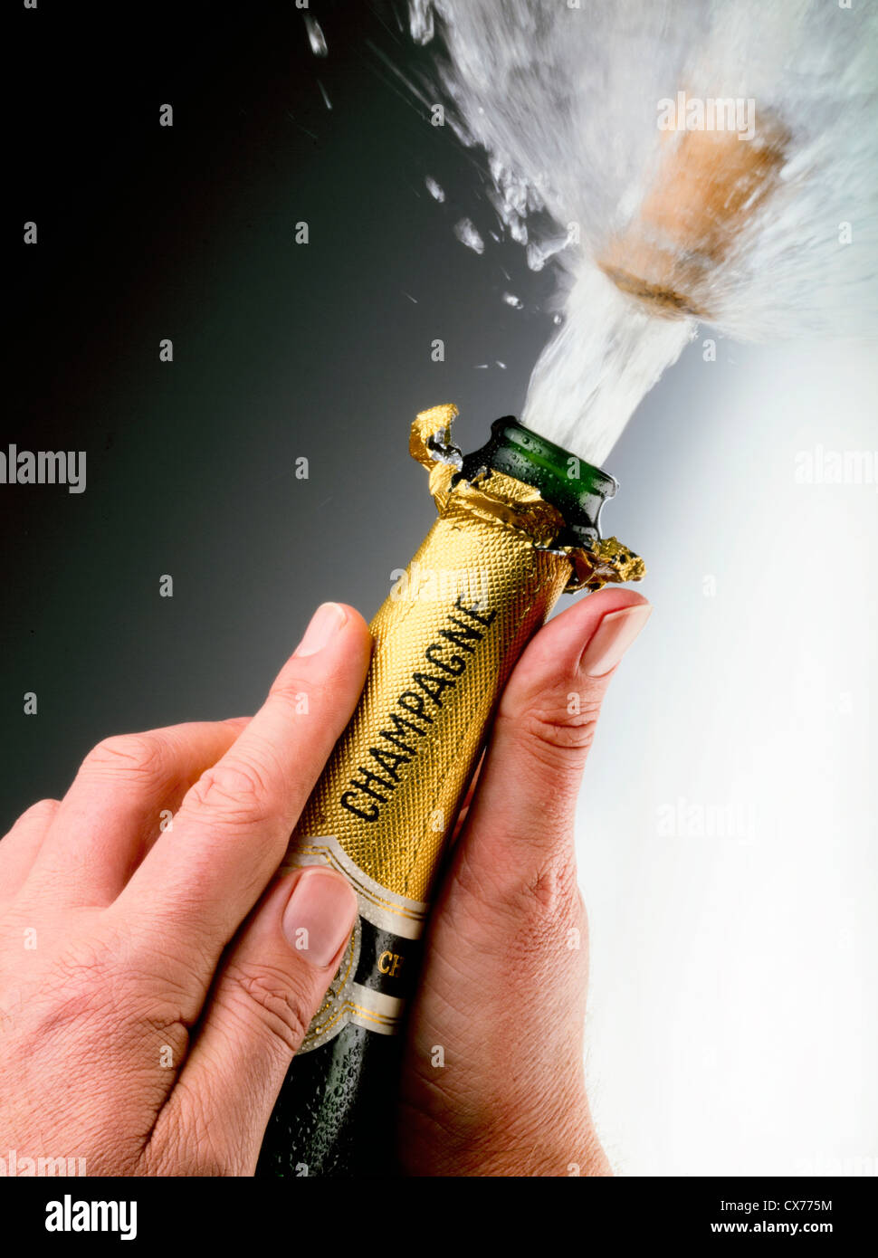 Botella de champán con corcho chasquidos Foto de stock