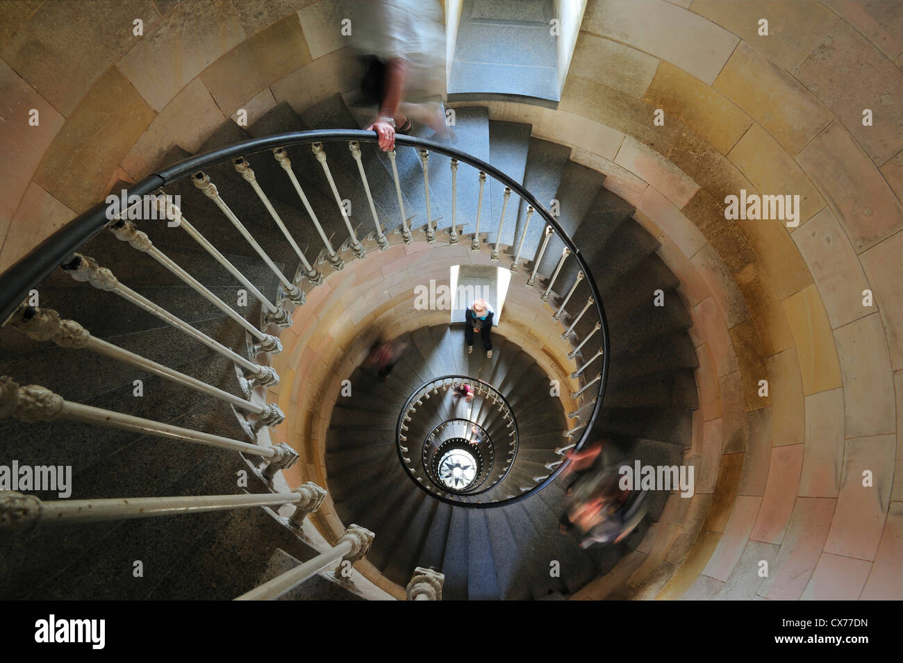 Los turistas subiendo escaleras de caracol en el interior del faro Phare des baleines en la isla Ile de Ré, Charente-Maritime, Francia Foto de stock