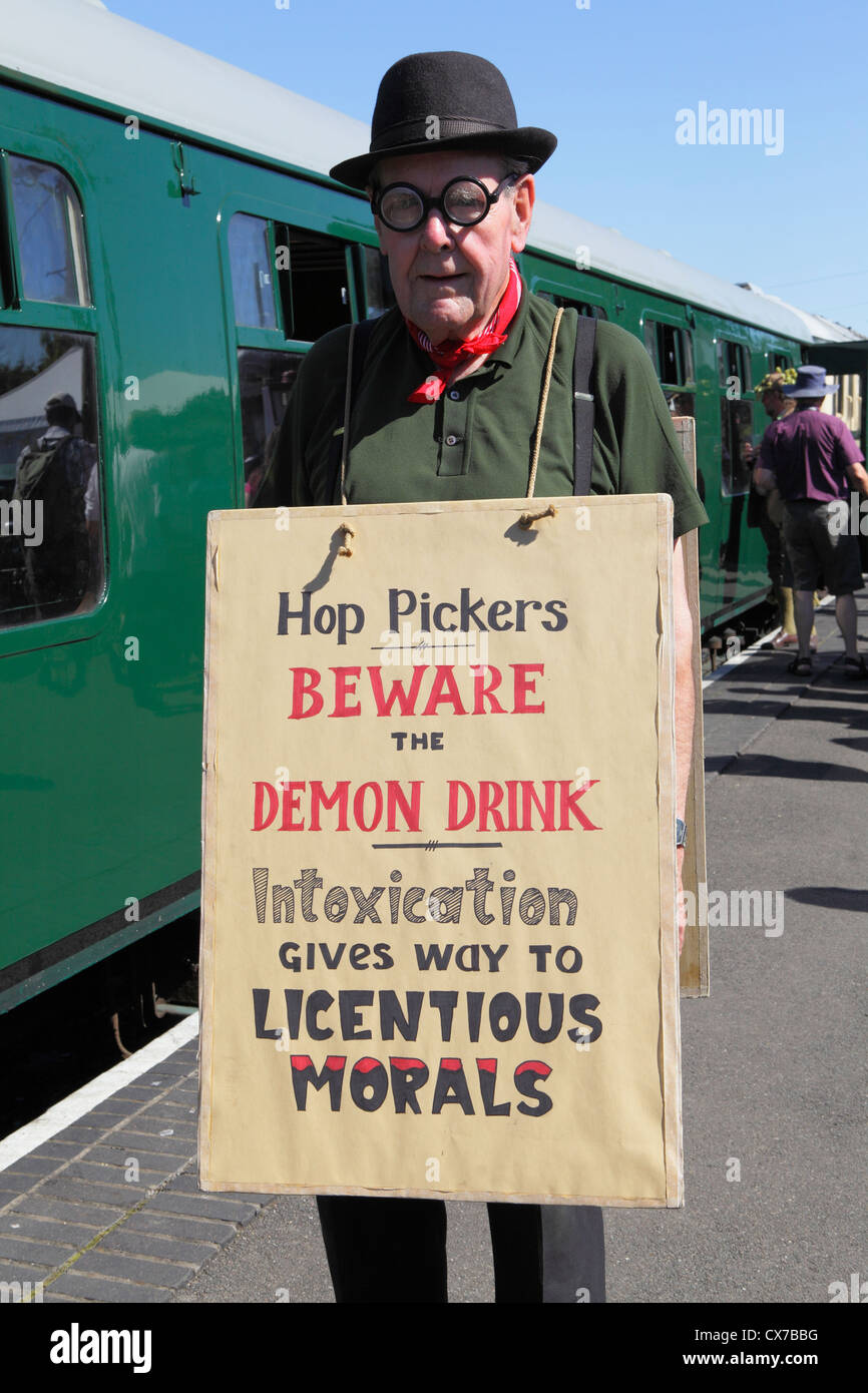 "Cuidado con el trago demoníaco', una antigua curiosidad letrero en el fin de semana anual del selector de lúpulo, Bodiam, East Sussex, Reino Unido GB Foto de stock
