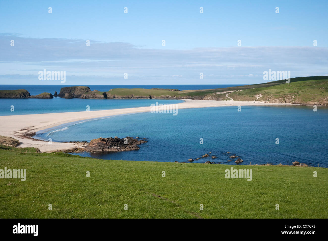 Playa de arena conectando san Niniano's Isle a Bigton continental, las Islas Shetland, UK LA005713 Foto de stock