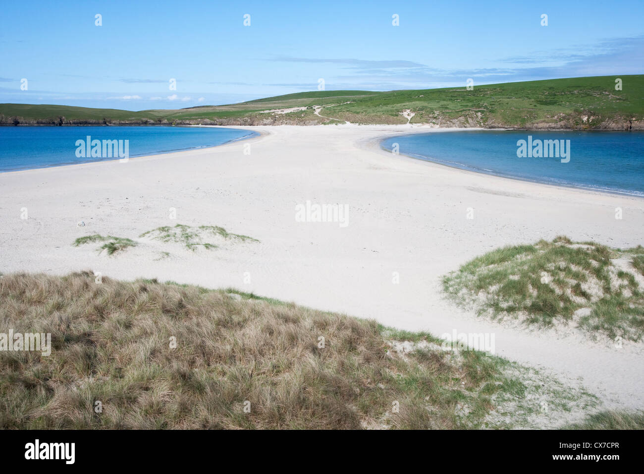 Playa de arena conectando san Niniano's Isle a Bigton continental, las Islas Shetland, UK LA005715 Foto de stock