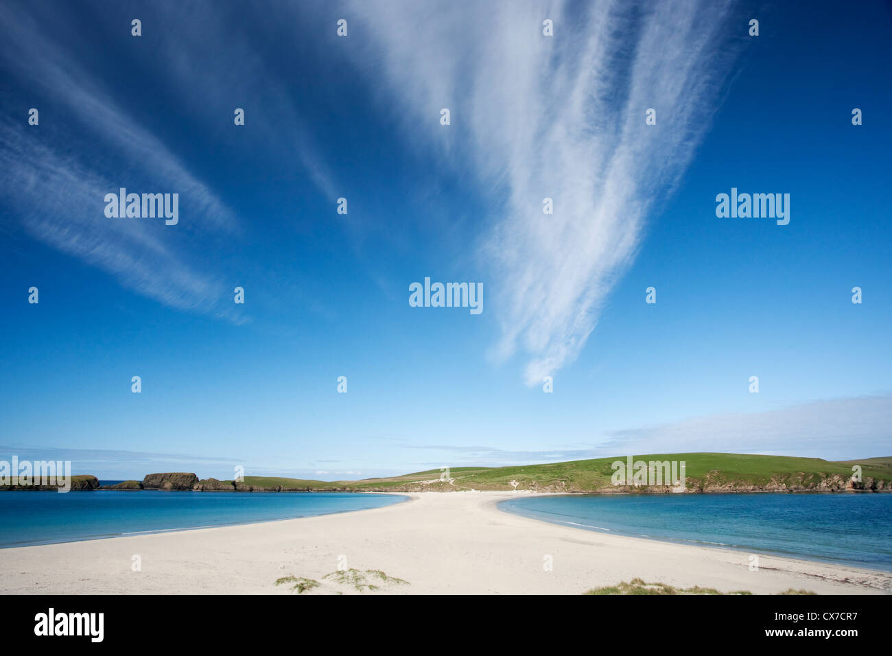 Playa de arena conectando san Niniano's Isle a Bigton continental, las Islas Shetland, UK LA005716 Foto de stock