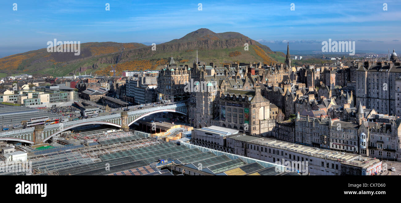 Las vistas de la ciudad desde el Monumento a Scott, Edimburgo, Escocia, Reino Unido Foto de stock