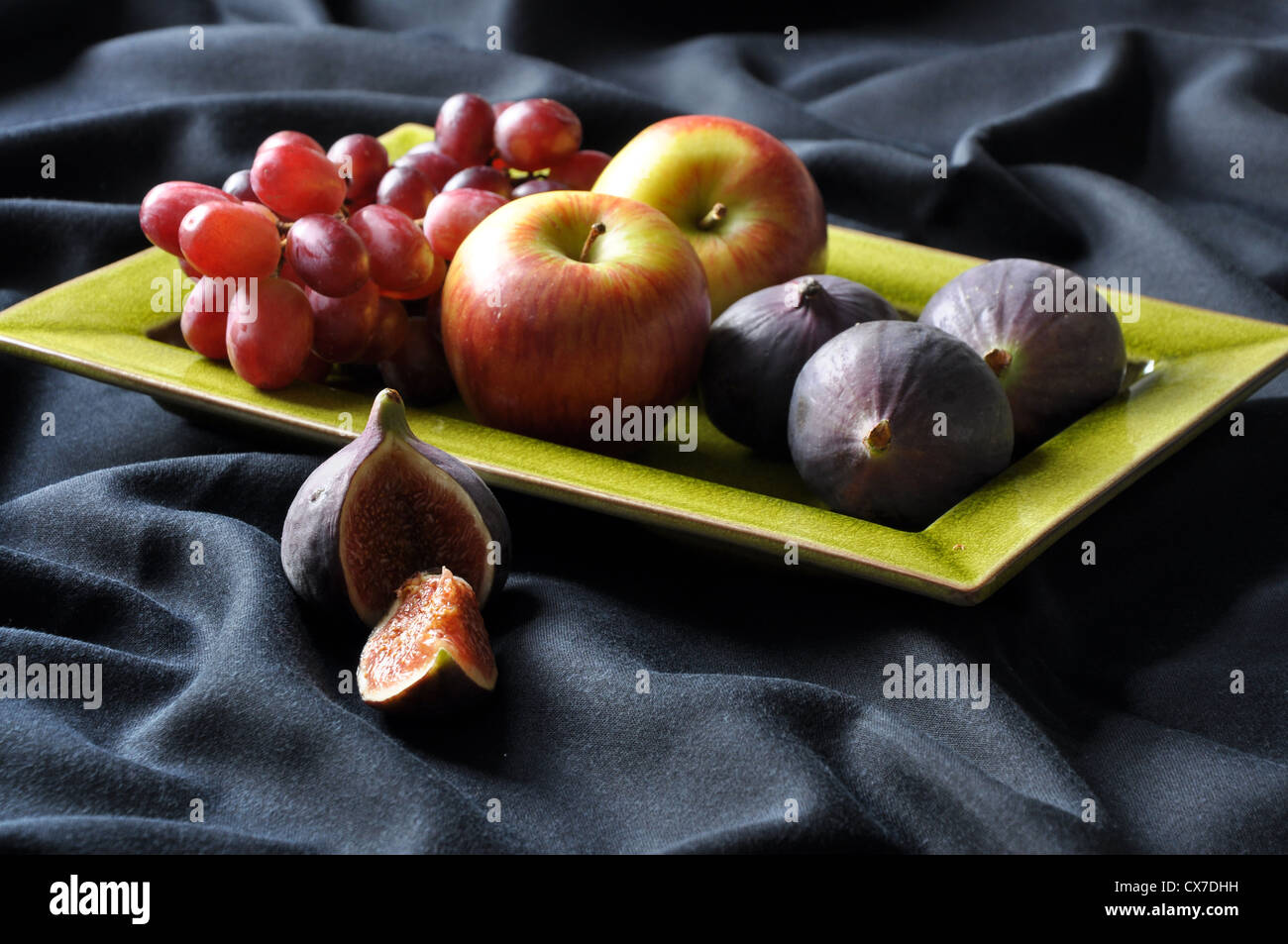 Plato de frutas - un bodegón de un plato de frutas variadas. Foto de stock