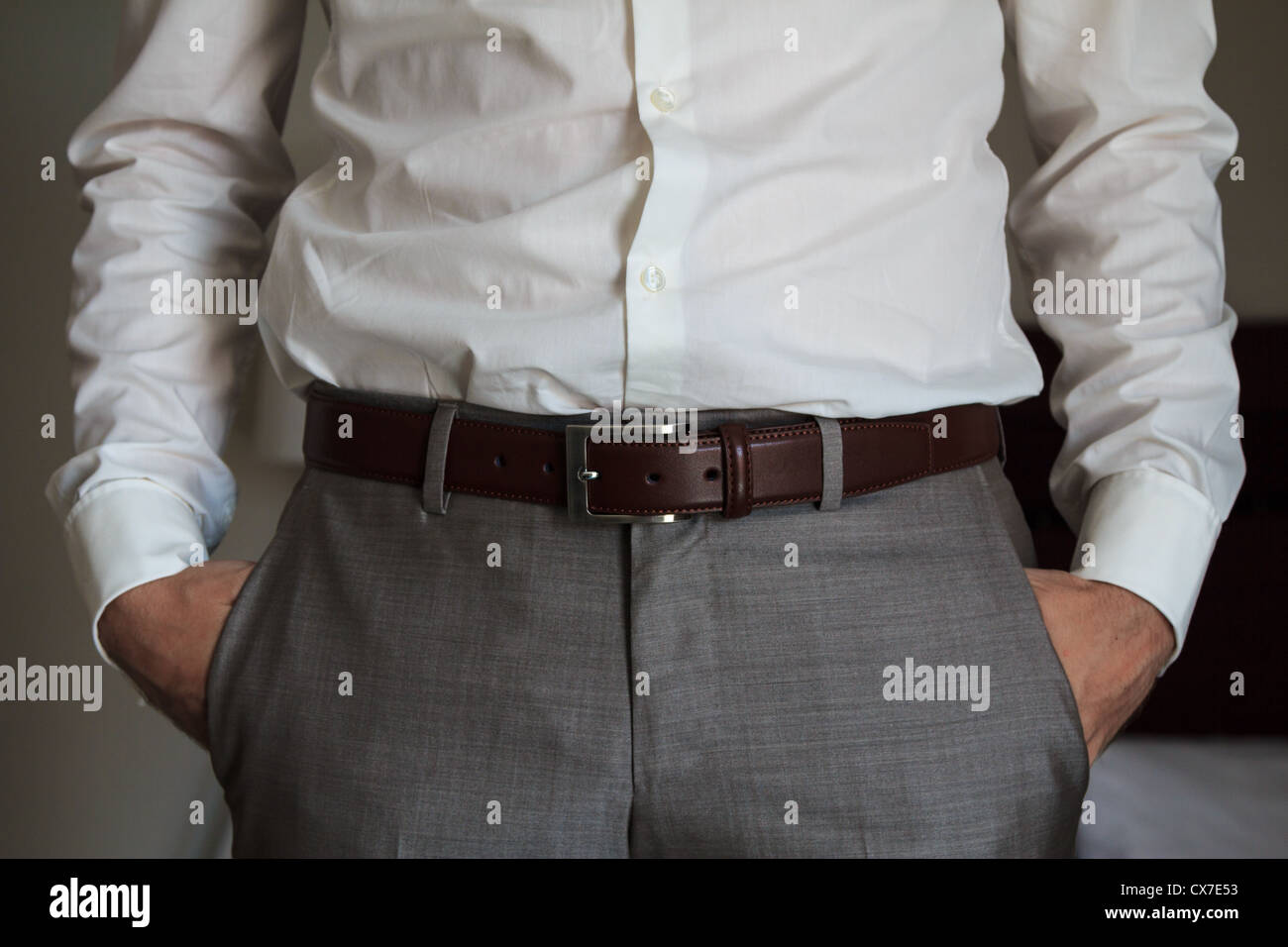 Traje clásico cinturón y pantalones de un hombre con las manos en los  bolsillos Fotografía de stock - Alamy