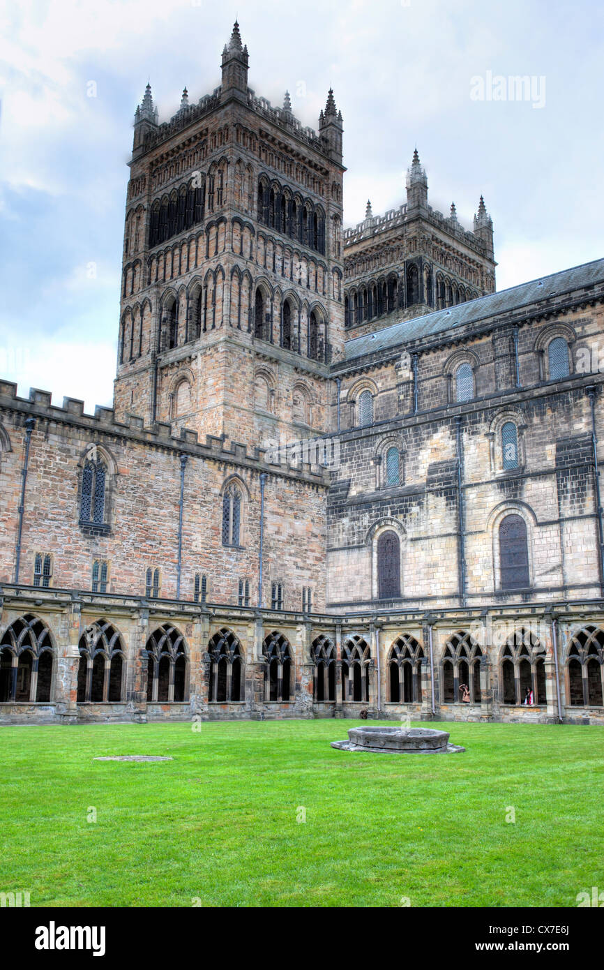El claustro de la catedral de Durham, Durham, al Noreste de Inglaterra, Reino Unido. Foto de stock