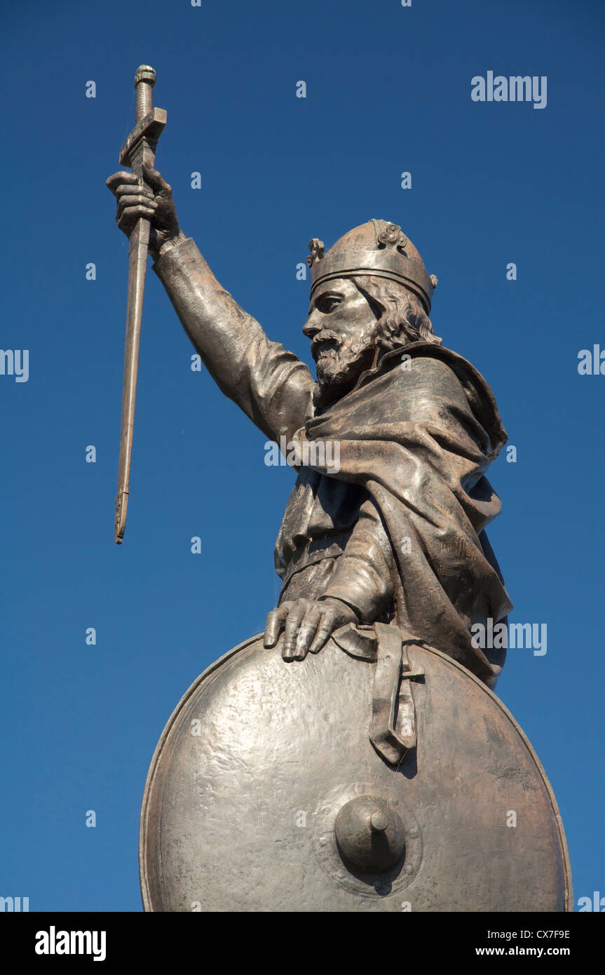 La estatua del rey Alfredo el Grande mira hacia abajo a través de la