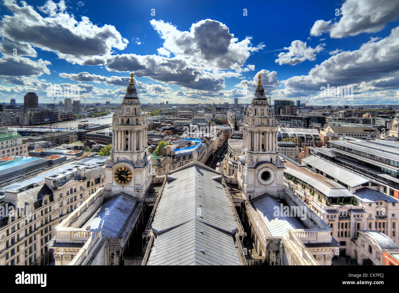 Las torres de la Catedral de San Pablo, Londres, Reino Unido. Foto de stock