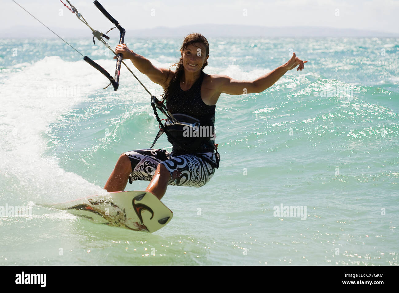 Mujer Kitesurf en Costa de la Luz, Tarifa, Cádiz, Andalucía, España  Fotografía de stock - Alamy