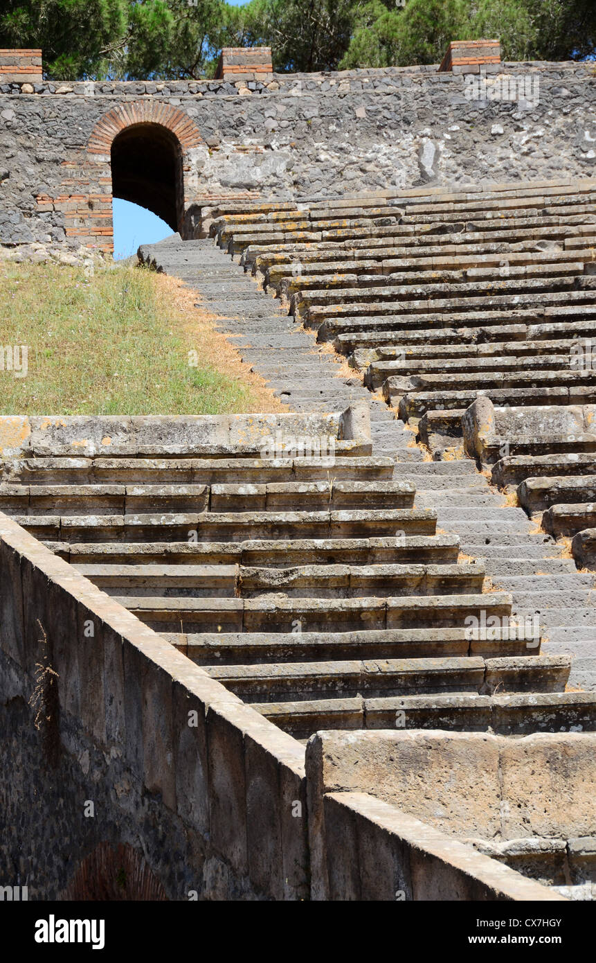 Ruinas de Pompeya anfiteatro terrazas Foto de stock
