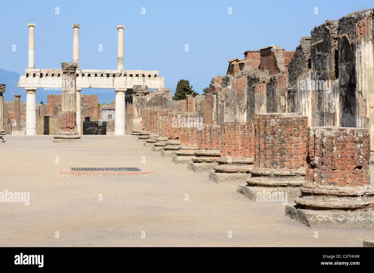 Ruinas de Pompeya, mirando desde la basílica Foto de stock