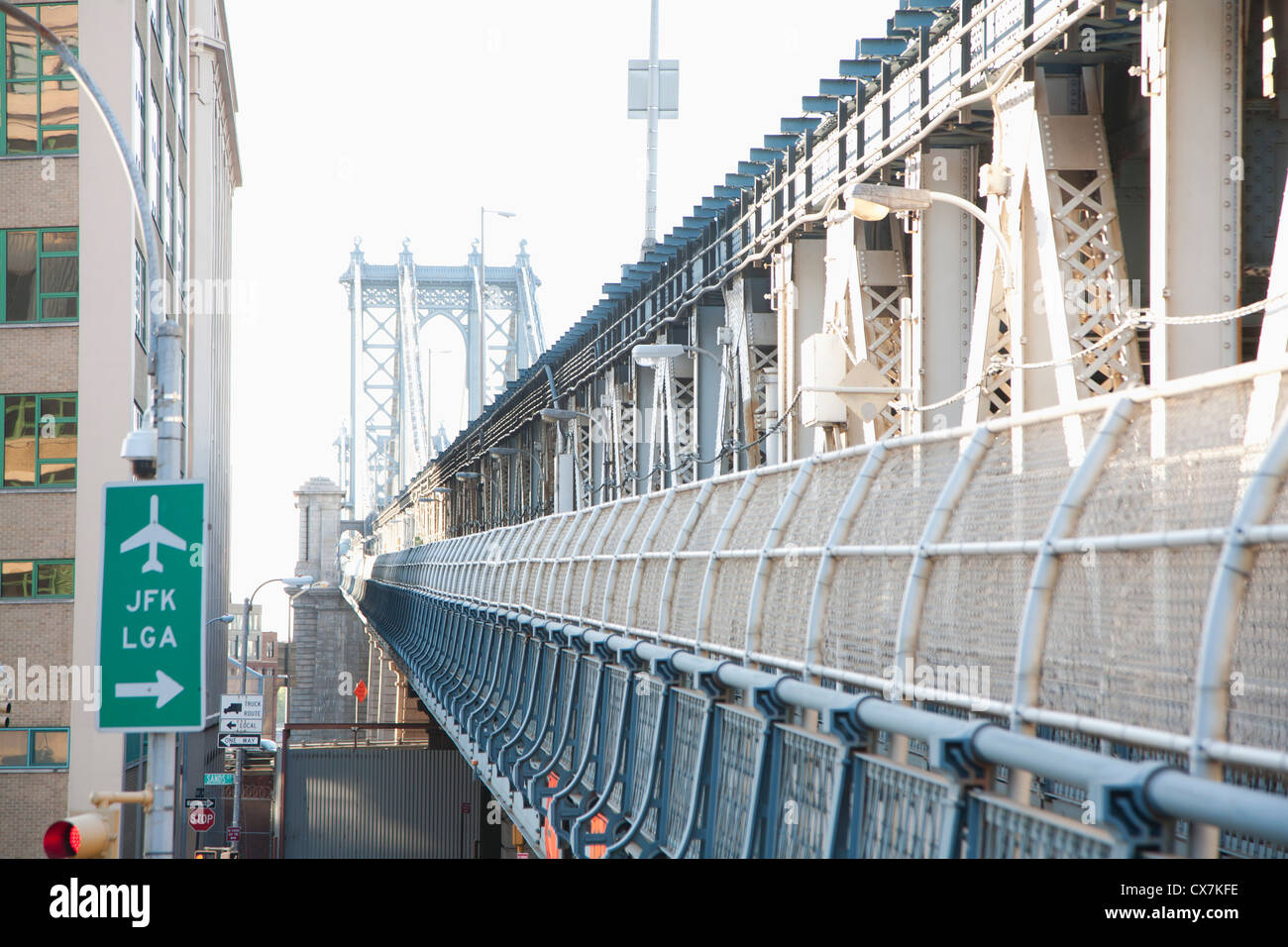 Letrero al lado exterior de la barrera de Manhattan Bridge Foto de stock