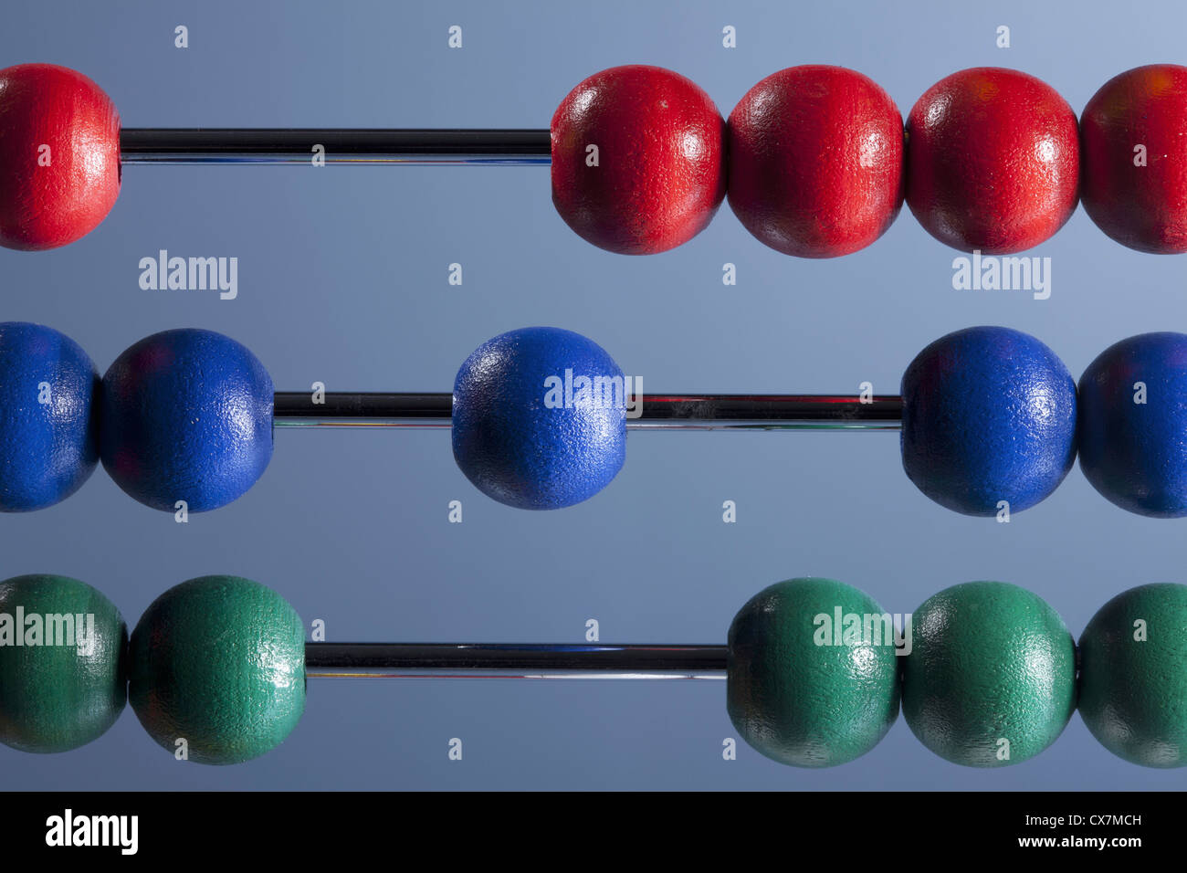 El rojo, el azul y el verde las bolas de un ábaco, close-up Foto de stock