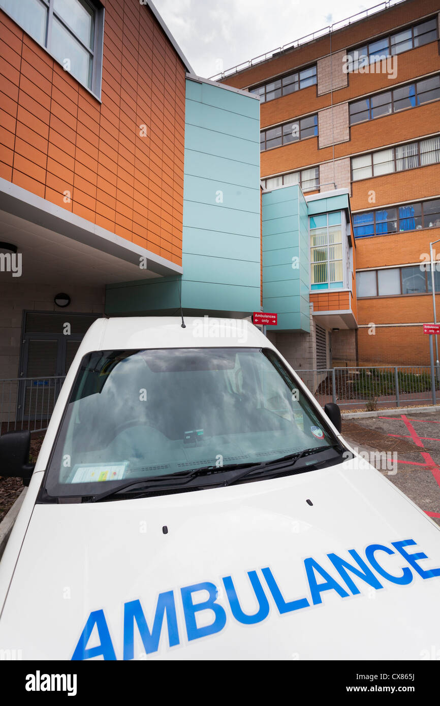 Ambulancia estacionada fuera del Departamento de Hematología del Hospital General de Southampton. Foto de stock