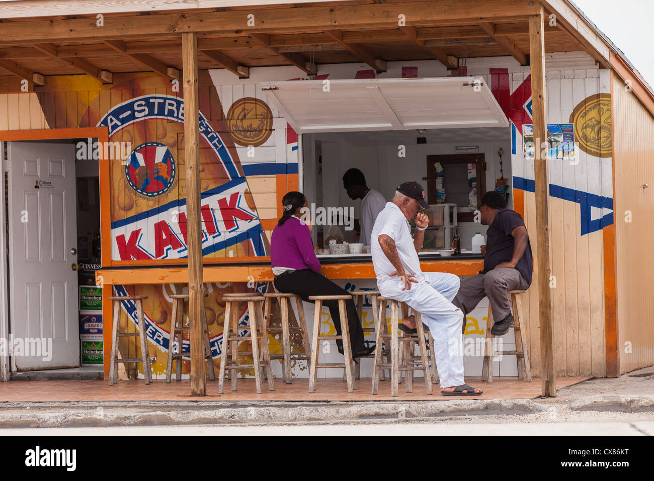 Los residentes locales en un puesto de comida en la carretera a Potter's Cay en Nassau, Bahamas. Foto de stock