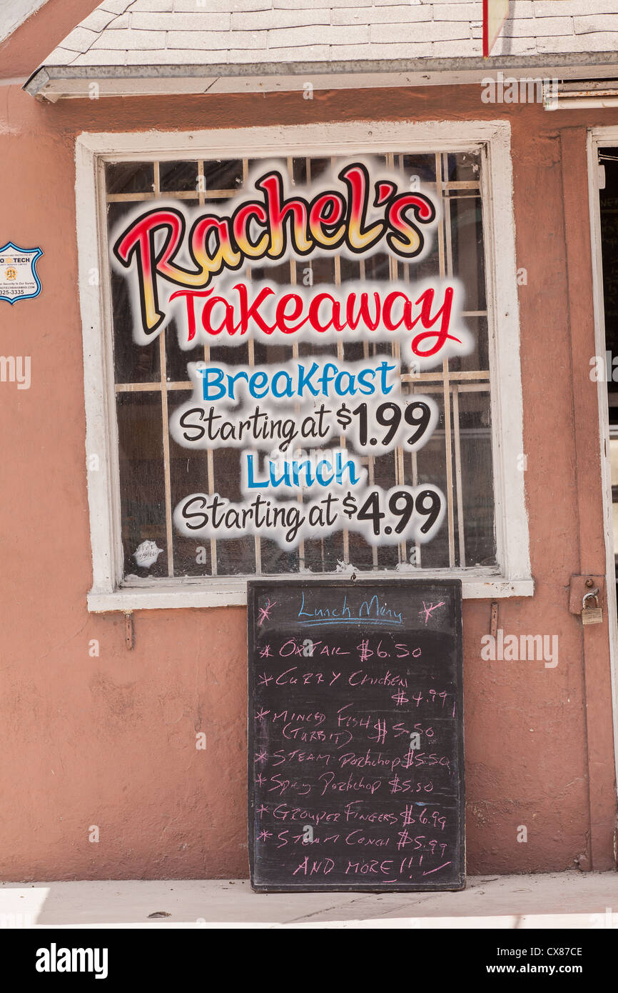 Signo publicidad local de alimentos en un puesto de comida en la carretera a Potter's Cay en Nassau, Bahamas. Foto de stock