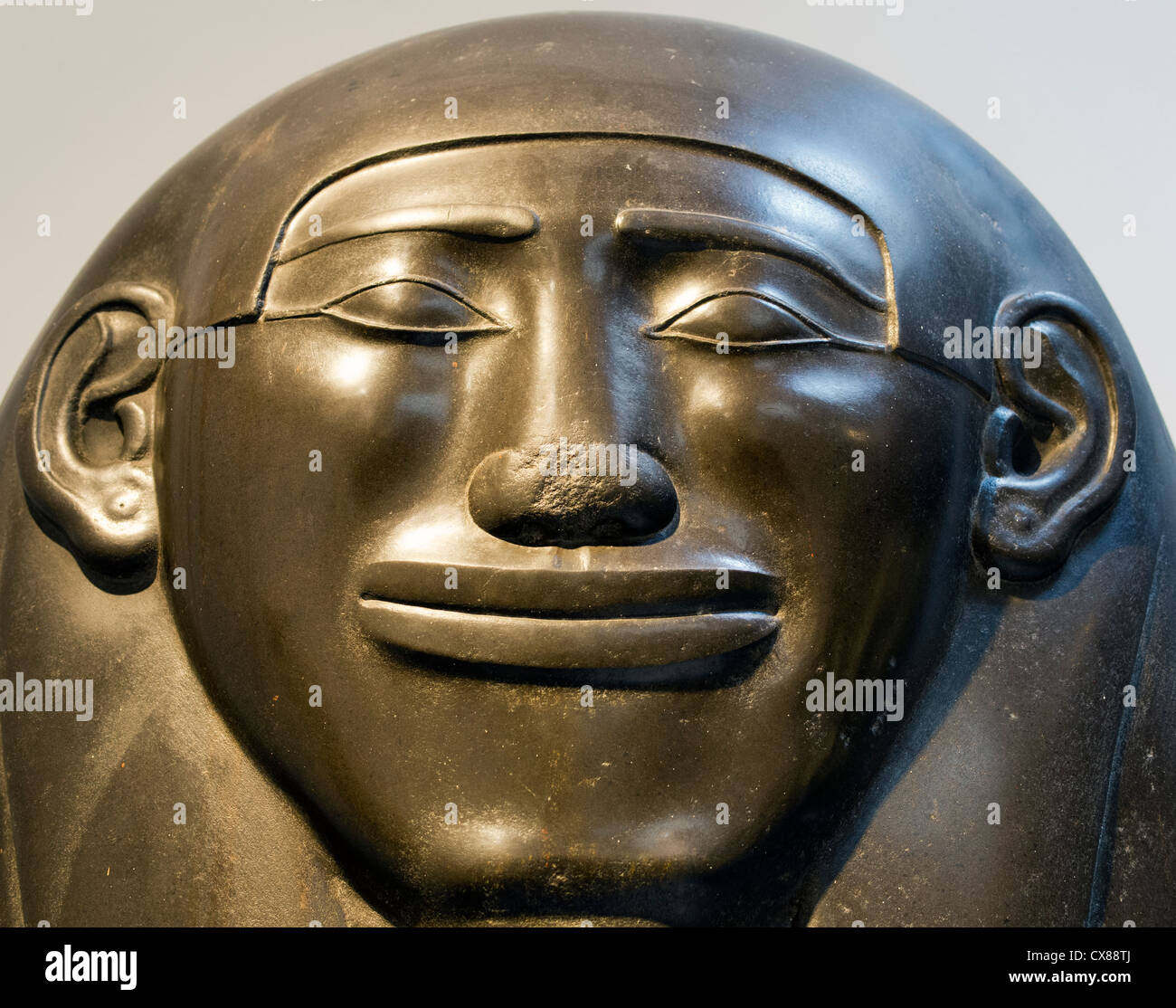 Cara sonriente en la 27ª Dinastía egipcia sarcófago Tapa de Ptahhotep - el Ashmolean Museum, Oxford Foto de stock
