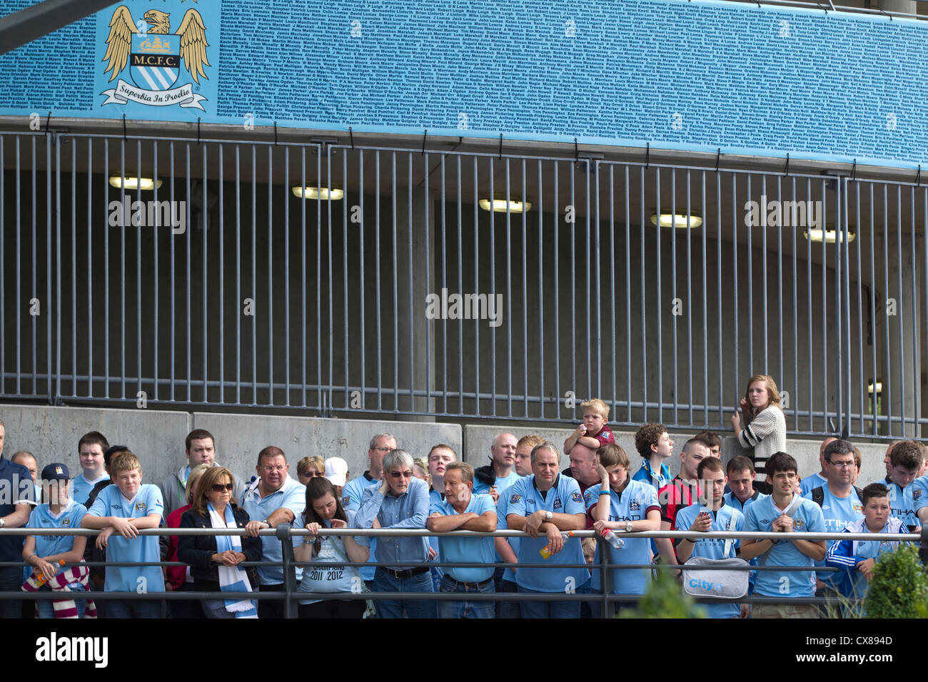 Los aficionados esperan para satisfacer sus ídolos fuera del Etihad Stadium, Manchester City Football Club, Manchester, Inglaterra, Reino Unido Foto de stock
