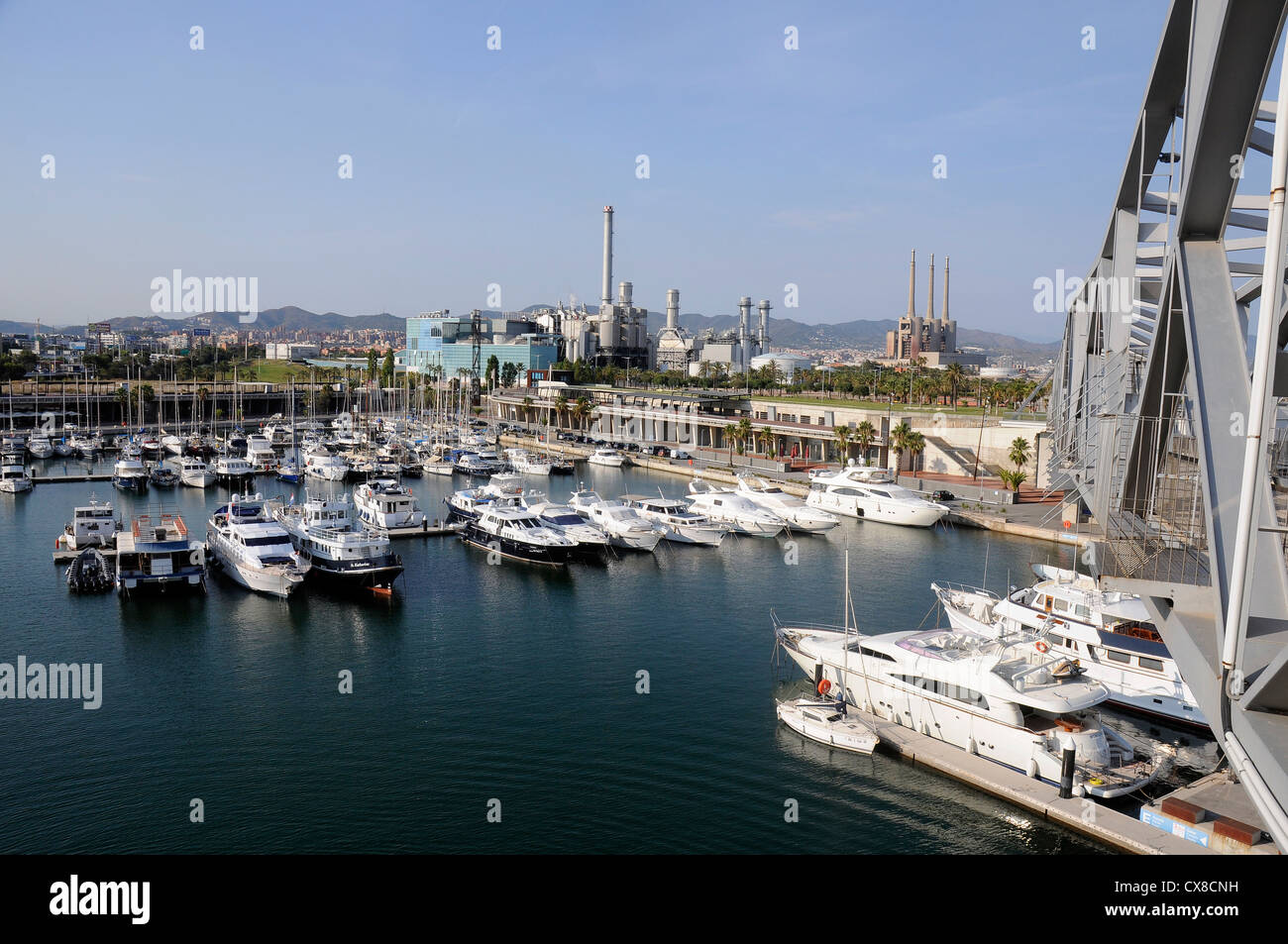 Puerto del Foro sobre la planta de ciclo combinado y las tres chimeneas