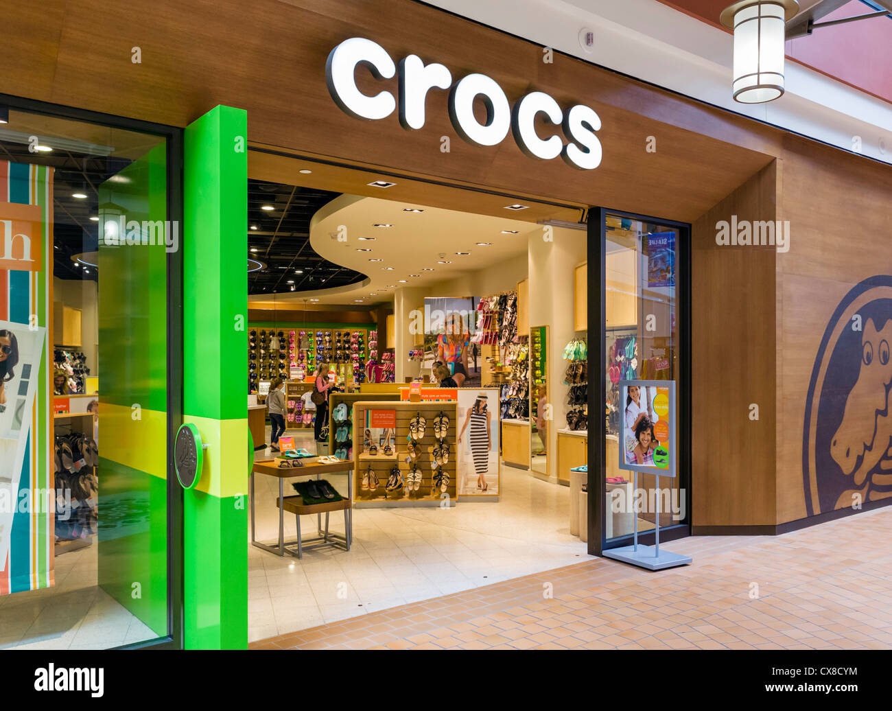 Crocs store fotografías e imágenes de alta resolución - Alamy