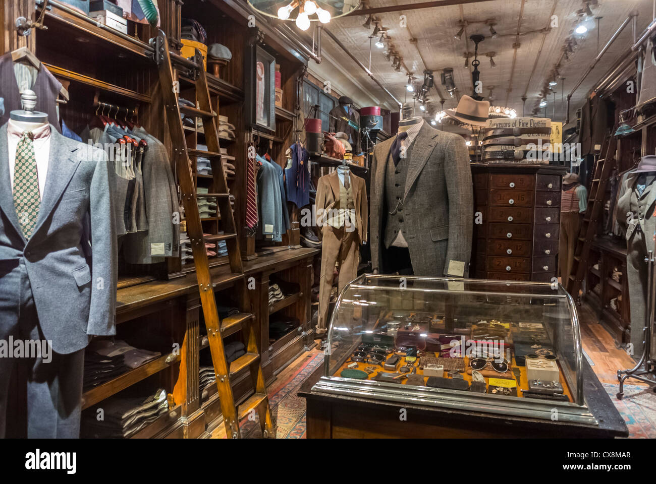 Interior de la tienda de ropa de hombres fotografías e imágenes de alta  resolución - Alamy