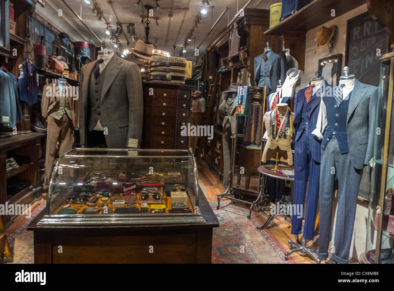 Nueva York, NY, EE.UU., Inside Luxury Tienda de ropa para hombre de noche,  Ralph Lauren, etiquetas de modo, maniquíes de moda, diseño de ropa  Fotografía de stock - Alamy