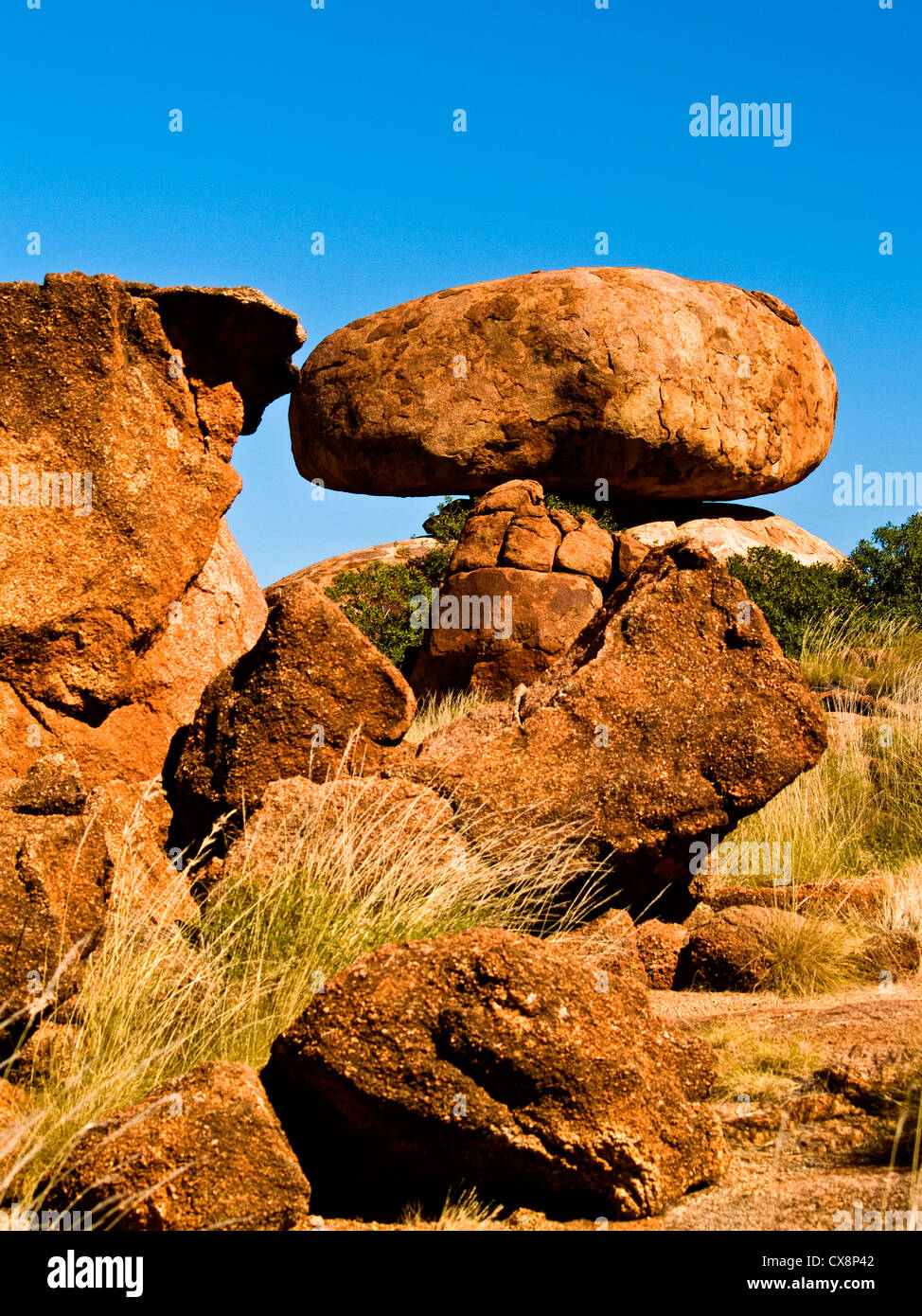Las canicas del diablo, en el centro de Australia, el Territorio del Norte Foto de stock