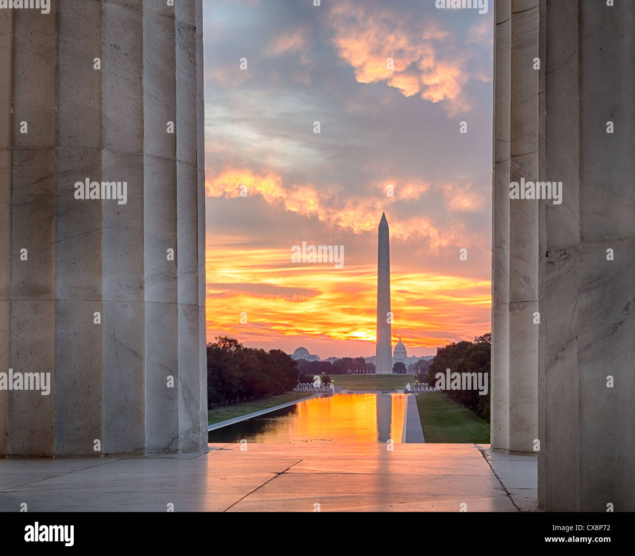 Amanecer en el Monumento a Washington, el Lincoln Memorial, Washington DC, EE.UU. Foto de stock