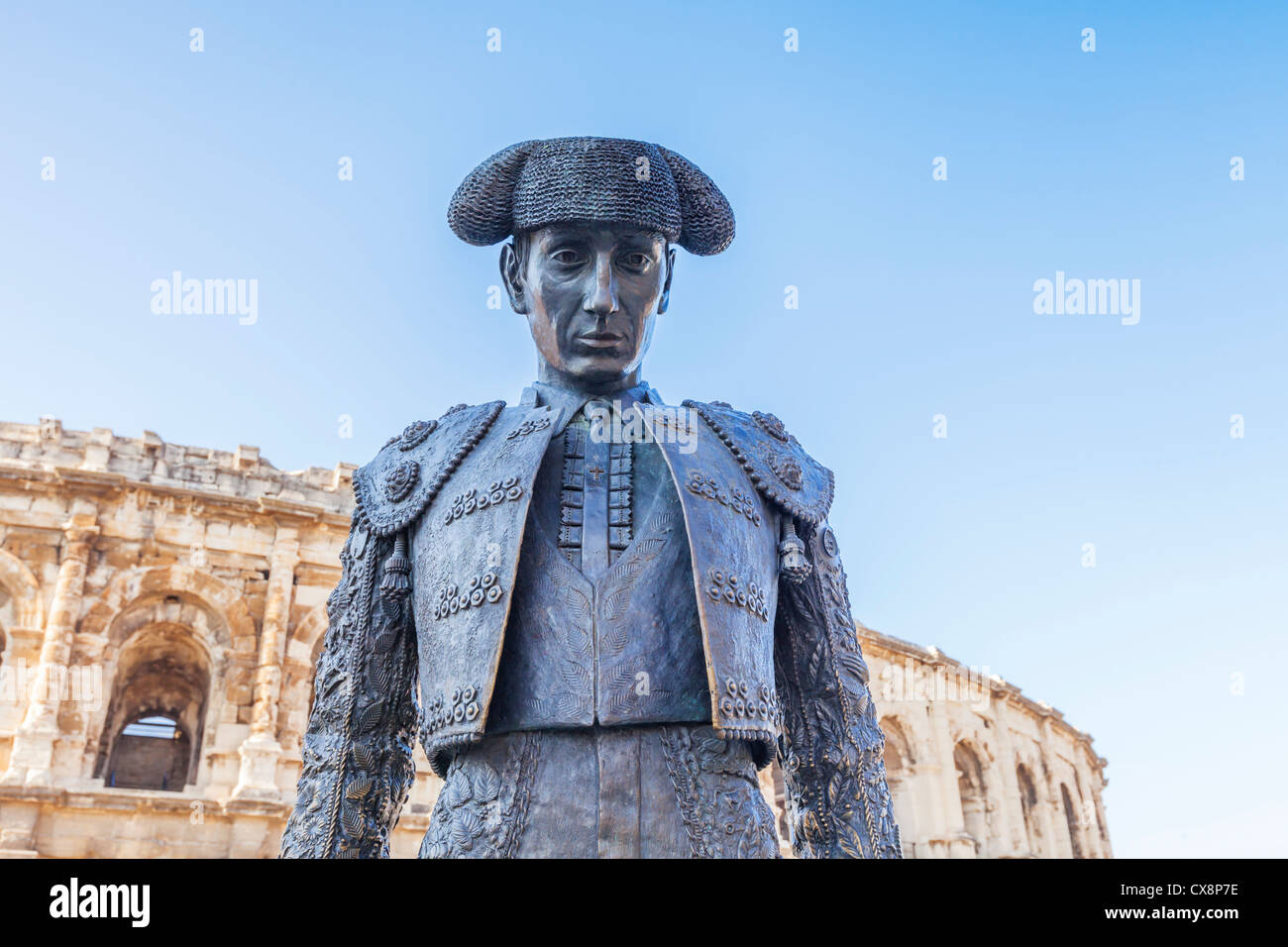 Detalle de la estatua del torero Nimeno II en frente de la arena romana en Nimes. Foto de stock