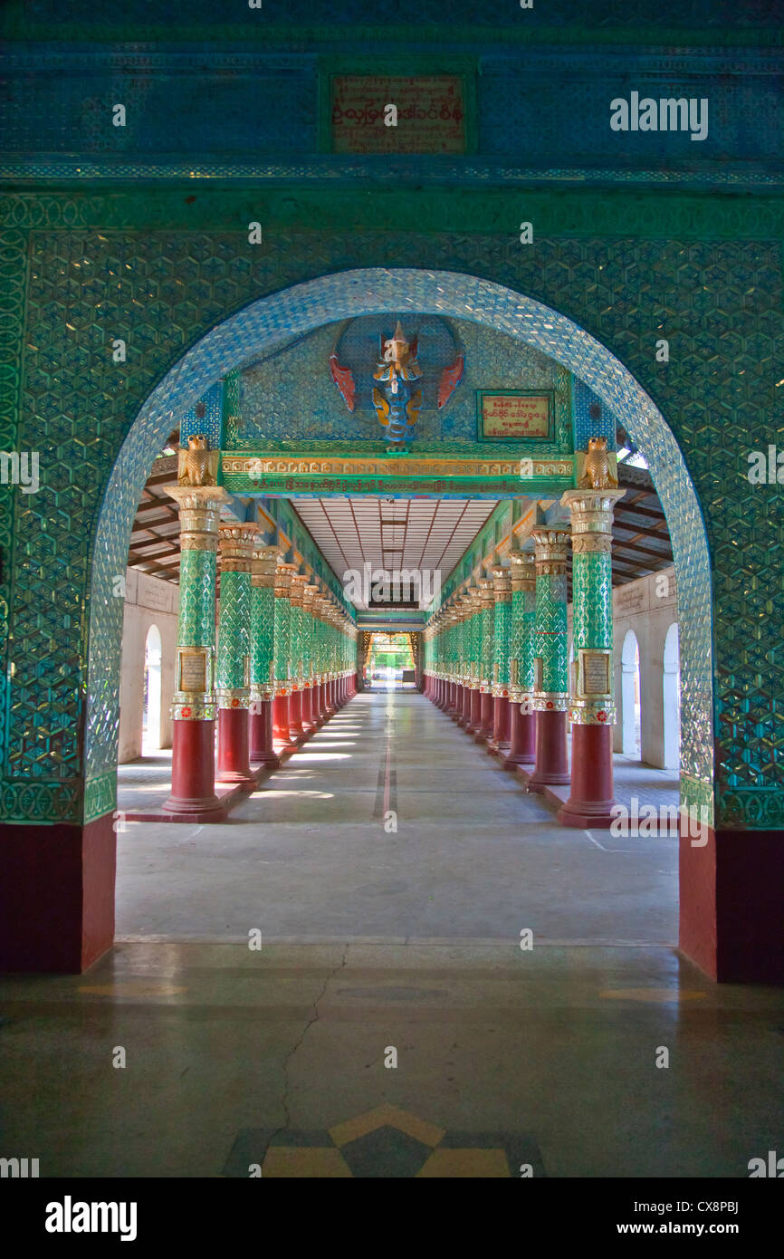 Elaborar pilares de cristal con incrustaciones KYAUKTAWGYI PAYA que alberga una estatua de Buda de 900 ton de Mármol - Mandalay, MYANMAR Foto de stock