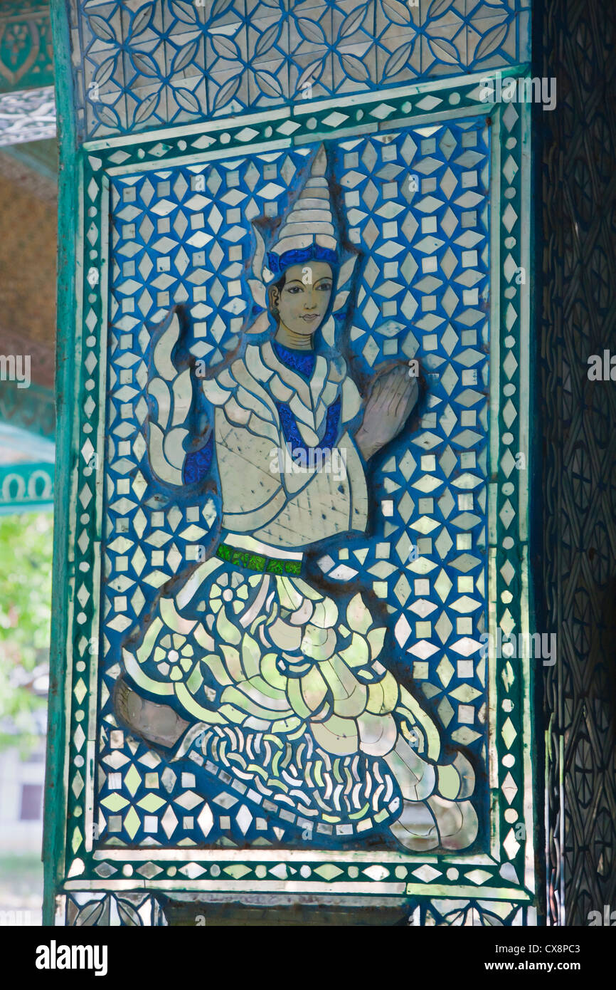 El mosaico de vidrio en un pilar dentro de la paya KYAUKTAWGYI que alberga una estatua de Buda de 900 ton de Mármol - Mandalay, MYANMAR Foto de stock