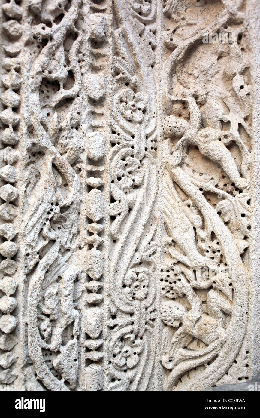 Tallar la piedra a la entrada del templo de Júpiter, ahora el Baptisterio de San Juan, Dividir, Dalmacia, Croacia Foto de stock