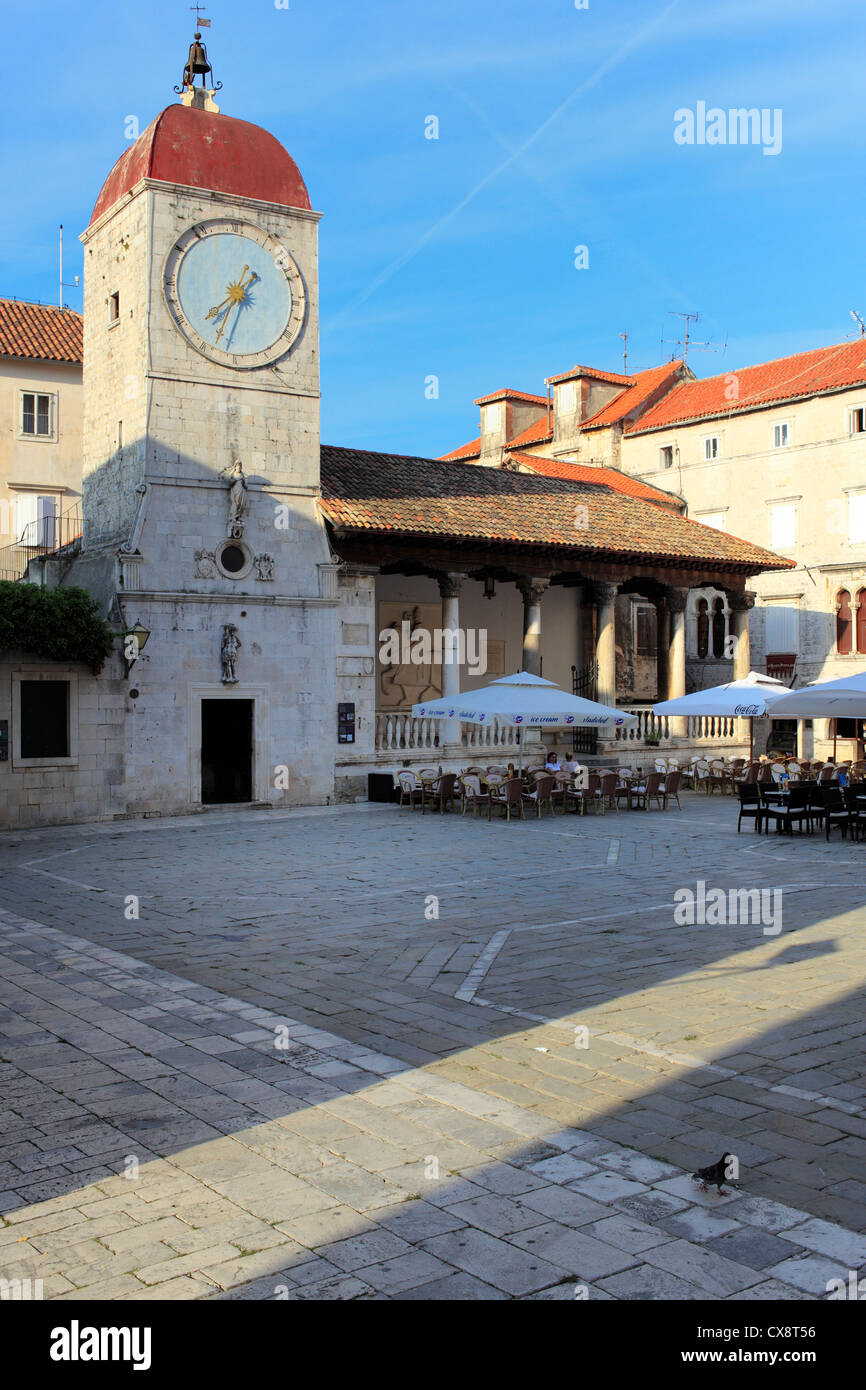 La torre del reloj en el Ayuntamiento (siglo XV), el casco antiguo, Trogir, Dalmacia, Croacia Foto de stock