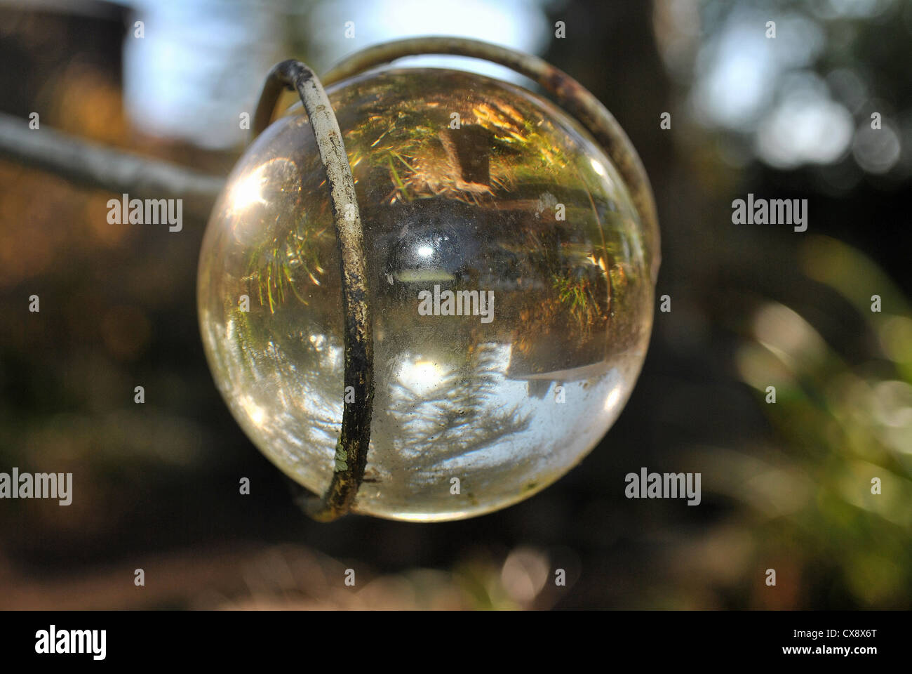 Bola de cristal reflectante de imagen Foto de stock
