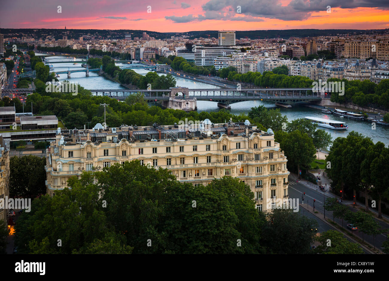 El río Sena y algunos de los muchos puentes que cruza, ya que serpentea a través de París, Francia Foto de stock