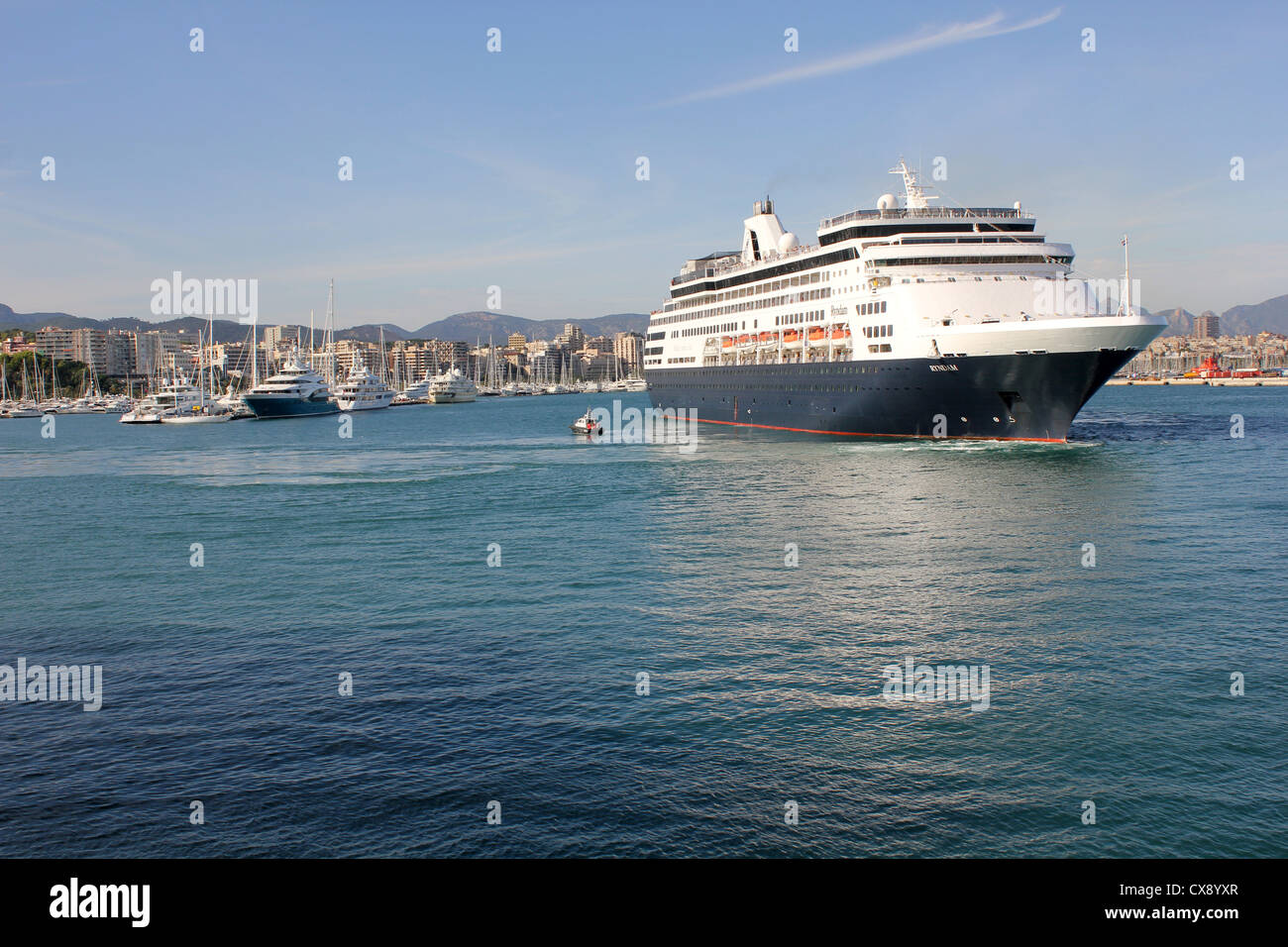 Holland America Line Crucero "Ryndam" partiendo del puerto de Palma de Mallorca / Mallorca - con superyates Foto de stock
