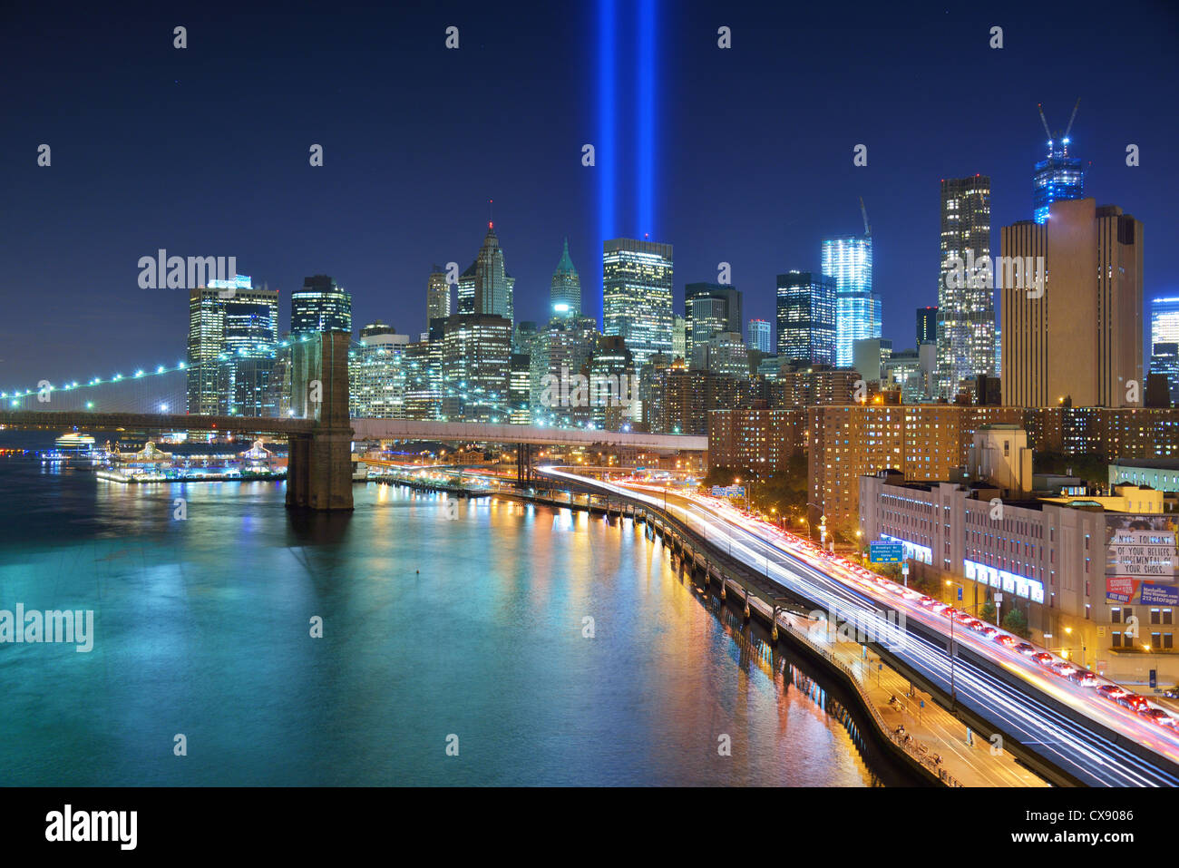 Homenaje a la luz, en el centro de la ciudad de Nueva York en recuerdo de las víctimas de los atentados del 11 de septiembre de 2001. Foto de stock