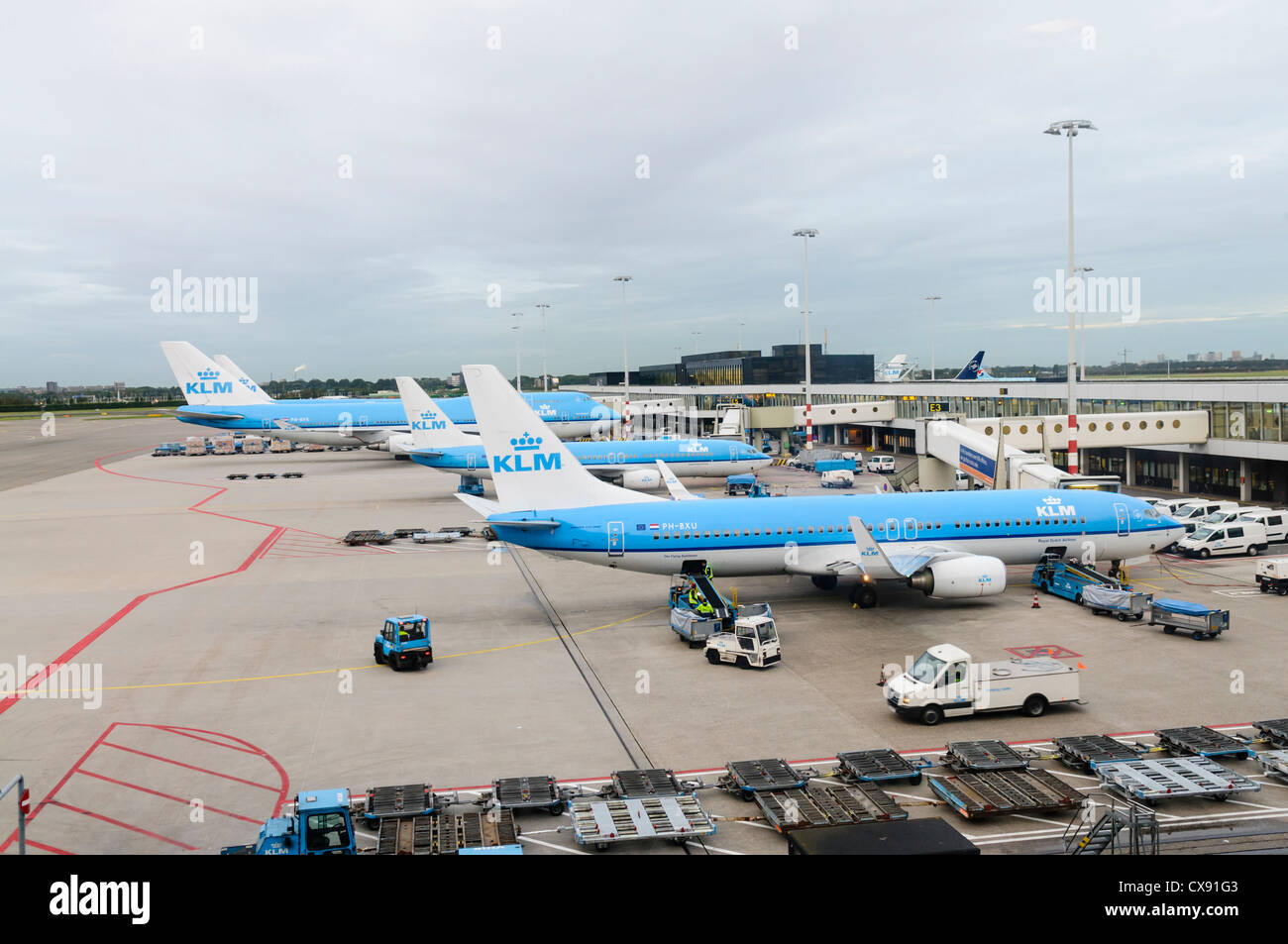Los aviones de Air France KLM en la plataforma del aeropuerto Schiphol de Amsterdam con vehículos de servicio Foto de stock