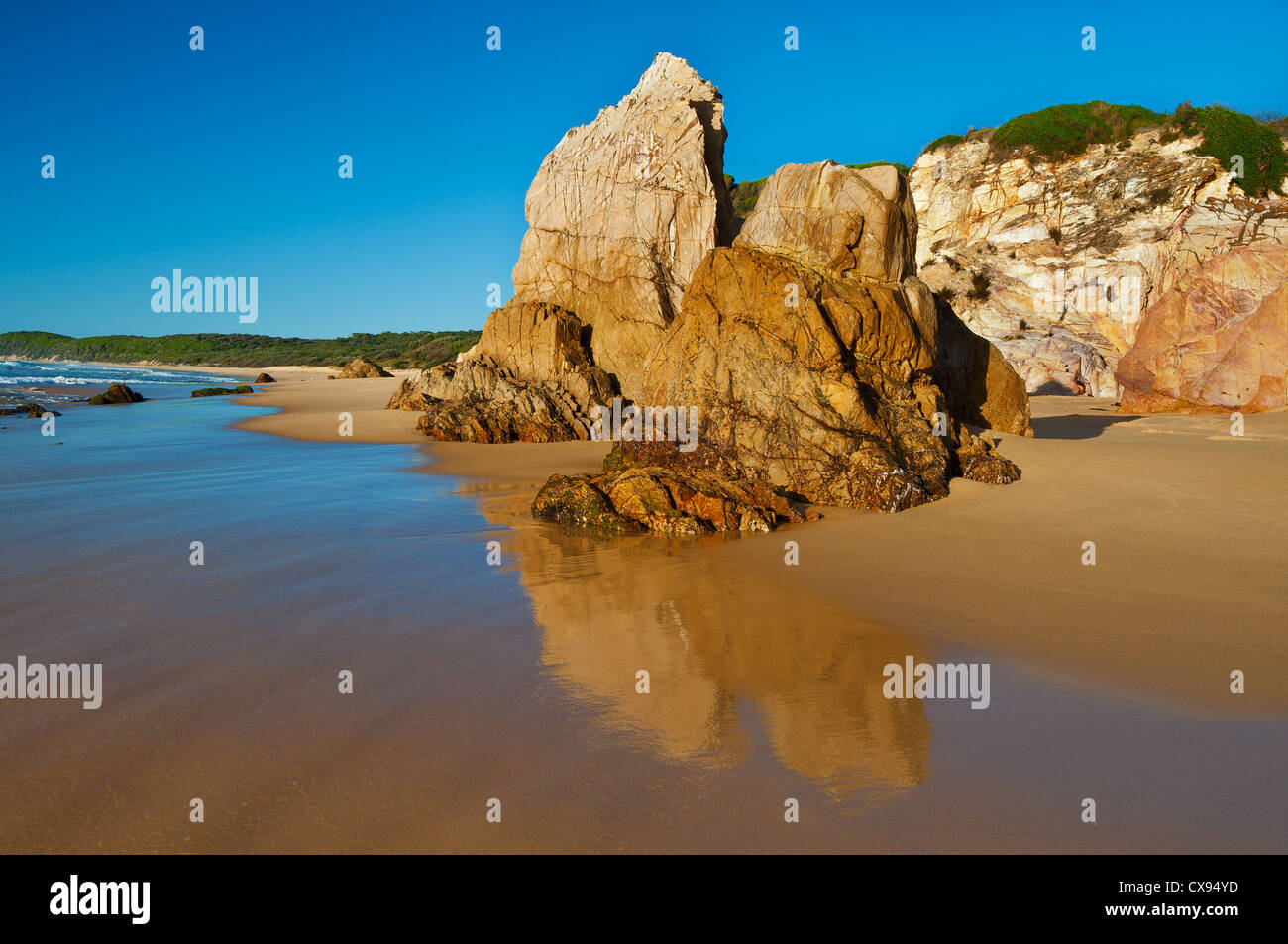 Rocas Gillards reflejando en la playa. Foto de stock