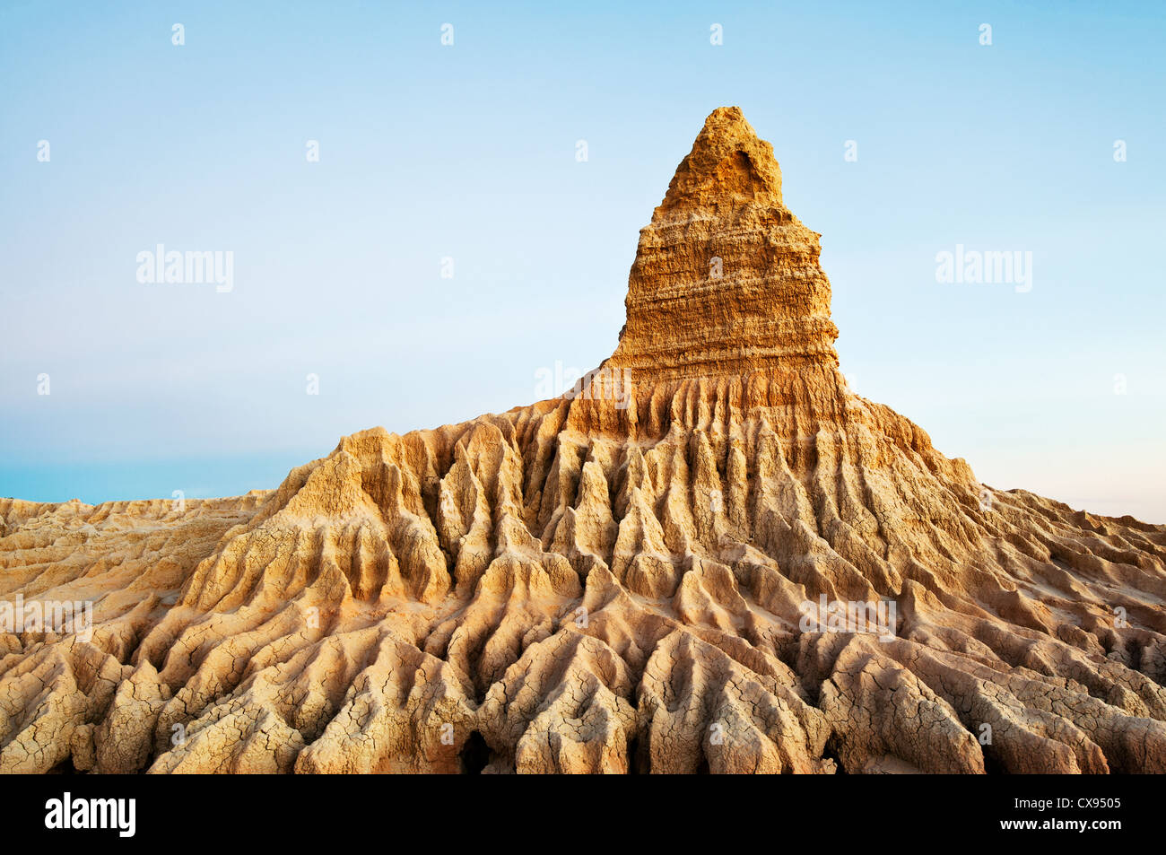La formación de dunas de las murallas de la China en la posluminiscencia. Foto de stock