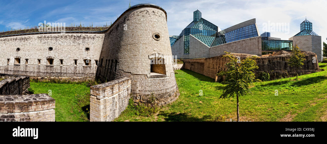 Torres de Fort Thuengen, Musée d'Art Moderne Grand-Duc Jean Mudam, Plateau de Kirchberg, Luxemburgo, Europa Foto de stock