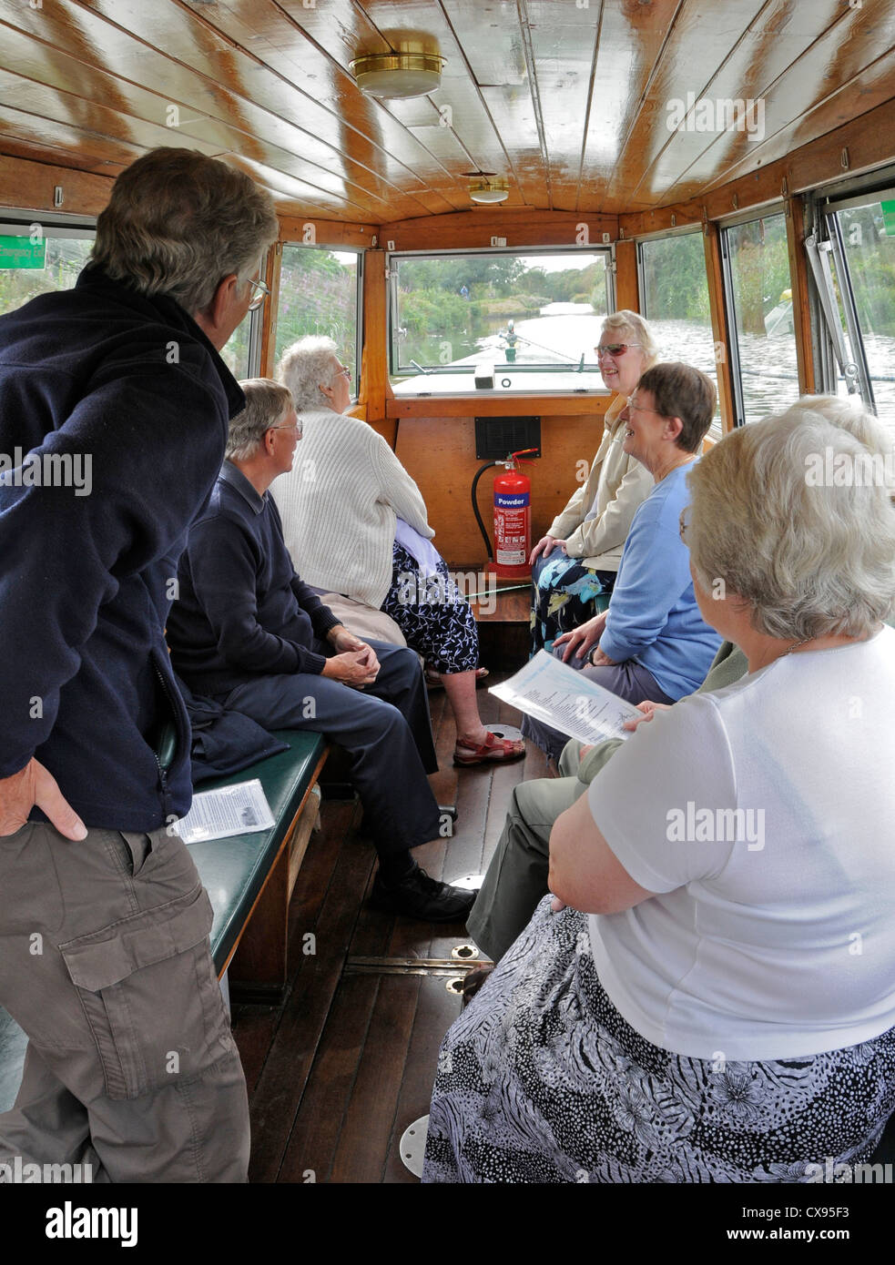 Los pasajeros de la 'Egremont' en el canal de barcos Chichester viaje en barco para turistas. Foto de stock