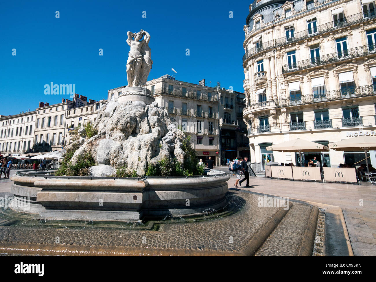 La fuente de Las Tres Gracias en la Place de la Comédie, Montpellier,  Francia Fotografía de stock - Alamy
