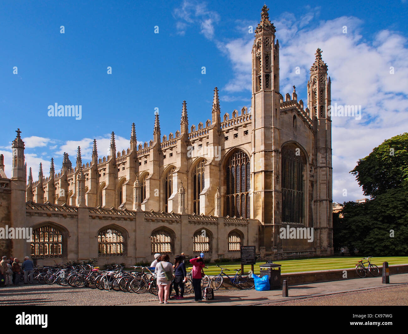 Imagen panorámica de la parte frontal de la capilla de King's College Cambridge contra el azul cielo otoñal Foto de stock